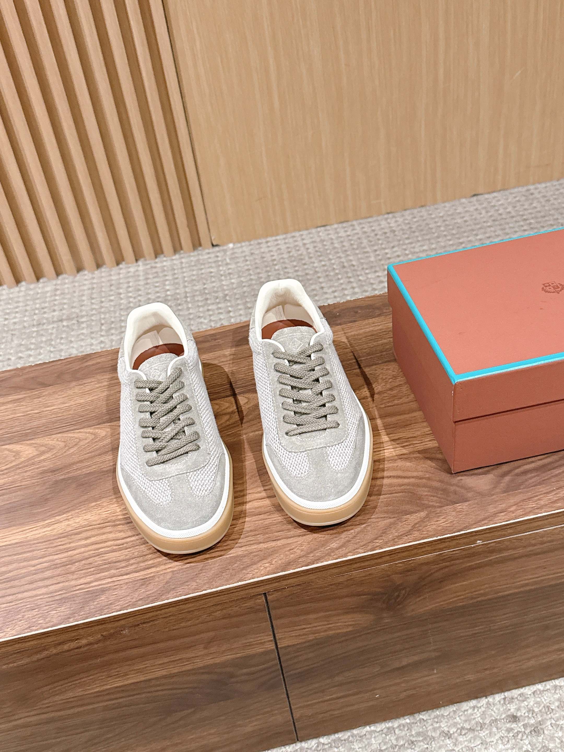 NO:789656,Loro Piana's new spring and summer couples' size moral training shoes came out of the military training ground in the old days, but were invited into the cloakroom by an Italian tailor. The iconic 'T' toe and minimalist lines of the classic moral training shoes still retain the ability and rigor of the military training shoes of the last century, but in Loro  In Piana's hands, the tough industrial feel is replaced by an 'effortless elegance'. The upper is no longer stiff leather, but shows the delicate luster unique to top-grade fabrics, like a cashmere blanket warmed by the sun, soft and layered.  Beauty is restrained, with no ostentatious logo, only minimalist silhouettes and nearly perfect proportions. When worn on the feet, it does not overwhelm the guest, but is like a cup of aged black tea, which becomes more mellow the more you taste it. This 'quiet luxury' texture can be matched with casual jeans or exquisite suit pants, finding a just right balance between casualness and appropriateness. Material Yangjing Inner Yangli Outsole Rubber outsole  Shoe size 35-44M, casual shoes/sports shoes, loro piana, sneakers, jeans, business suit, sheep, hats19860909Loro Piana 诺悠翩雅春夏新款情侣码德训鞋 是从旧时光的军事训练场里走出来,却被一位意大利裁缝请进了衣帽间.经典德训鞋标志性的“T”字鞋头与极简的线条依然保留着上世纪军备训练鞋的干练与严谨,但在Loro Piana的手里,那种硬朗的工业感被一种“不费力的优雅”所替代.鞋面不再是生硬的皮革,而是呈现出顶级面料特有的细腻光泽,像是被阳光晒暖的羊绒毯,柔和且富有层次. 美是克制的,没有张扬的Logo,只有极简的轮廓和近乎完美的比例.穿在脚上时,不会喧宾夺主,反而像是一杯陈年的红茶,越品越觉得醇厚.这种“静奢”的质感,既能搭配休闲的牛仔裤,也能融入精致的西装裤,在随性与得体之间找到了一个恰到好处的平衡点. 材质羊京 内里羊里 大底橡胶大底 鞋码35-44M,休闲鞋/运动鞋,loro piana,sneakers,jeans,business suit,sheep,hats,Women's Shoes