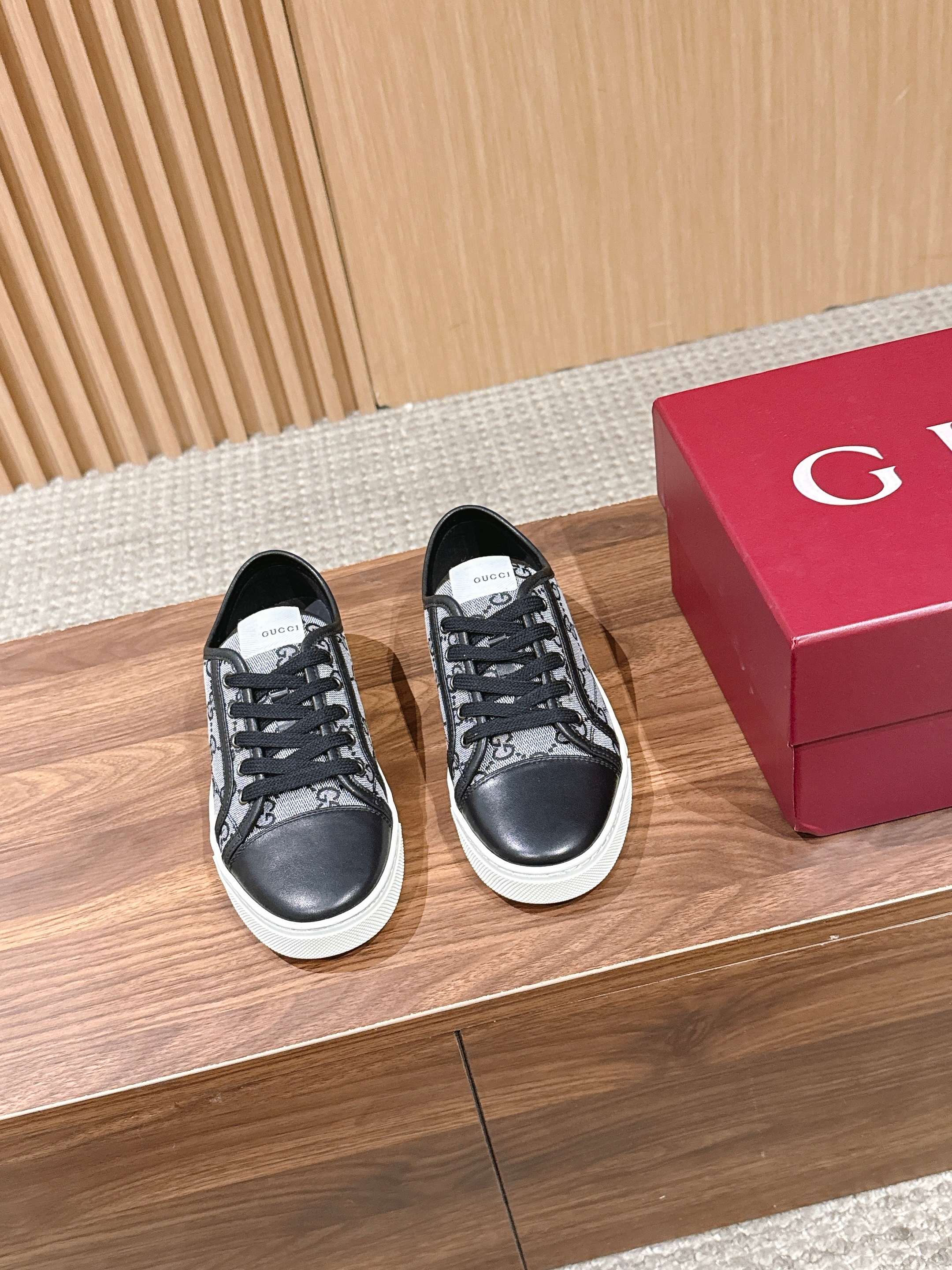 NO:789658,Men's GUCCI Gucci's new couple code GG embossed casual low-top skate shoes, white shoes, made of classic GG pattern embossed leather, with white rubber soles, simple and recognizable. Low-top design + metal eyelets, full of details, super versatile for daily casual wear!  The soles are non-slip, comfortable and practical. They can be easily worn in jeans or casual pants, and the sense of fashion is straight away ~ Size 35-45 (40 for women and 45 for men, customized and non-returnable), casual shoes/sports shoes, gucci, gucci, sneakers, jeans19860909男 GUCCI 古驰新款情侣码GG压花休闲低帮鞋滑板鞋小白鞋, 采用经典GG图案压花皮革,搭配白色橡胶鞋底,简约又有辨识度 低帮设计+金属鞋眼,细节满分, 日常休闲穿搭超百搭！鞋底防滑,舒适又实用,无论牛仔裤还是休闲裤都能轻松驾驭,时尚感直接拉满～ Size35-45（女40 男45定制不退换）,休闲鞋/运动鞋,gucci,gucci,sneakers,jeans,Women's Shoes