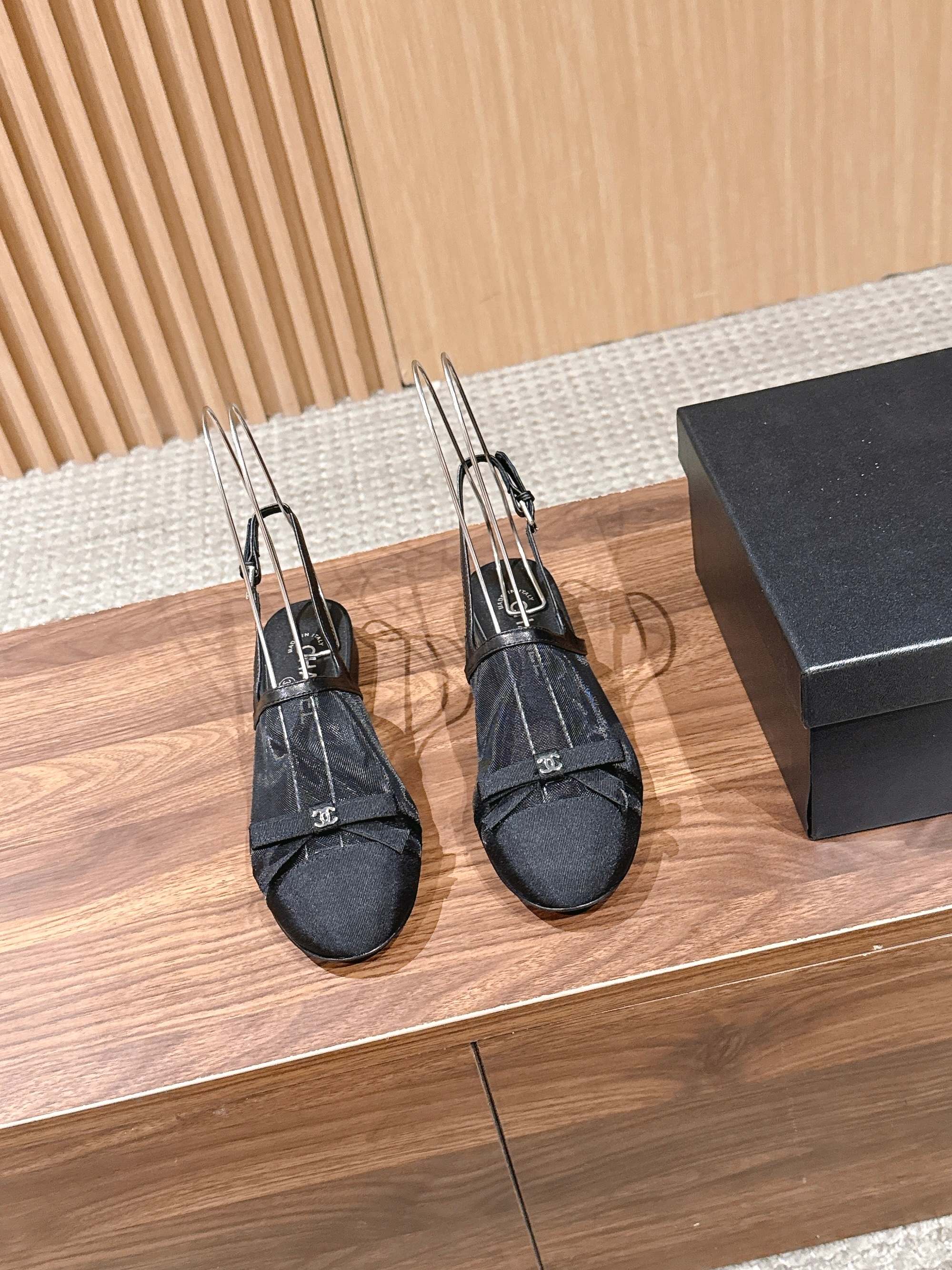 NO:789650,CHANEL Chanel 26SS early spring new mesh bow back sandals  The lightness and romance of summer are under your feet. The semi-transparent mesh is looming, making the ankles slender and gentle. The iconic double C bow is a delicate symbol that will fall into your eyes at a glance. The black and white contrasting colors are classic and eye-catching. The nude/off-white color is gentle and healing. It can be worn with a back strap or mules. It is suitable for commuting and dating. From cafes to dinners, it is your most worry-free 'ambience cheat', low-key but enough to make people remember the French elegance.  The transparency of the mesh collides with the delicate leather, and the gentleness of the bow hides effortless fashion. It is more than just a pair of shoes. It is a gentle connection with summer romance, low-key but enough to make people fall in love at a glance. Upper cowhide leather lining sheepskin outsole genuine leather outsole size 35-41 (customized sizes 40 and 41 are non-refundable), slippers and sandals, chanel, chanel, sandals, slippers, cowhide, sheepskin, Leather soles19860909CHANEL 香奈儿26SS早春新款网纱蝴蝶结后空凉鞋 夏日的轻盈与浪漫踩在脚下,半透网纱若隐若现,衬得脚踝纤细又温柔.标志性双C蝴蝶结,是一眼沦陷的精致符号,黑白撞色经典耐看,裸色/米白温柔治愈,后绊带/穆勒拖两种穿法,通勤约会都适配.从咖啡馆到晚宴,它都是你最省心的「氛围感作弊器」,低调却足够让人记住的法式贵气. 网纱的通透与皮革的细腻碰撞,蝴蝶结的温柔藏着不费力的时髦,它不只是一双鞋.更是你与夏日浪漫的温柔联结,低调却足够让人一眼沦陷. 鞋面牛皮 内里羊皮 大底真皮大底 size35-41码（40、41码定制不退换）,拖鞋凉鞋,chanel,chanel,sandals,slippers,cowhide,sheepskin,Leather soles,Women's Shoes