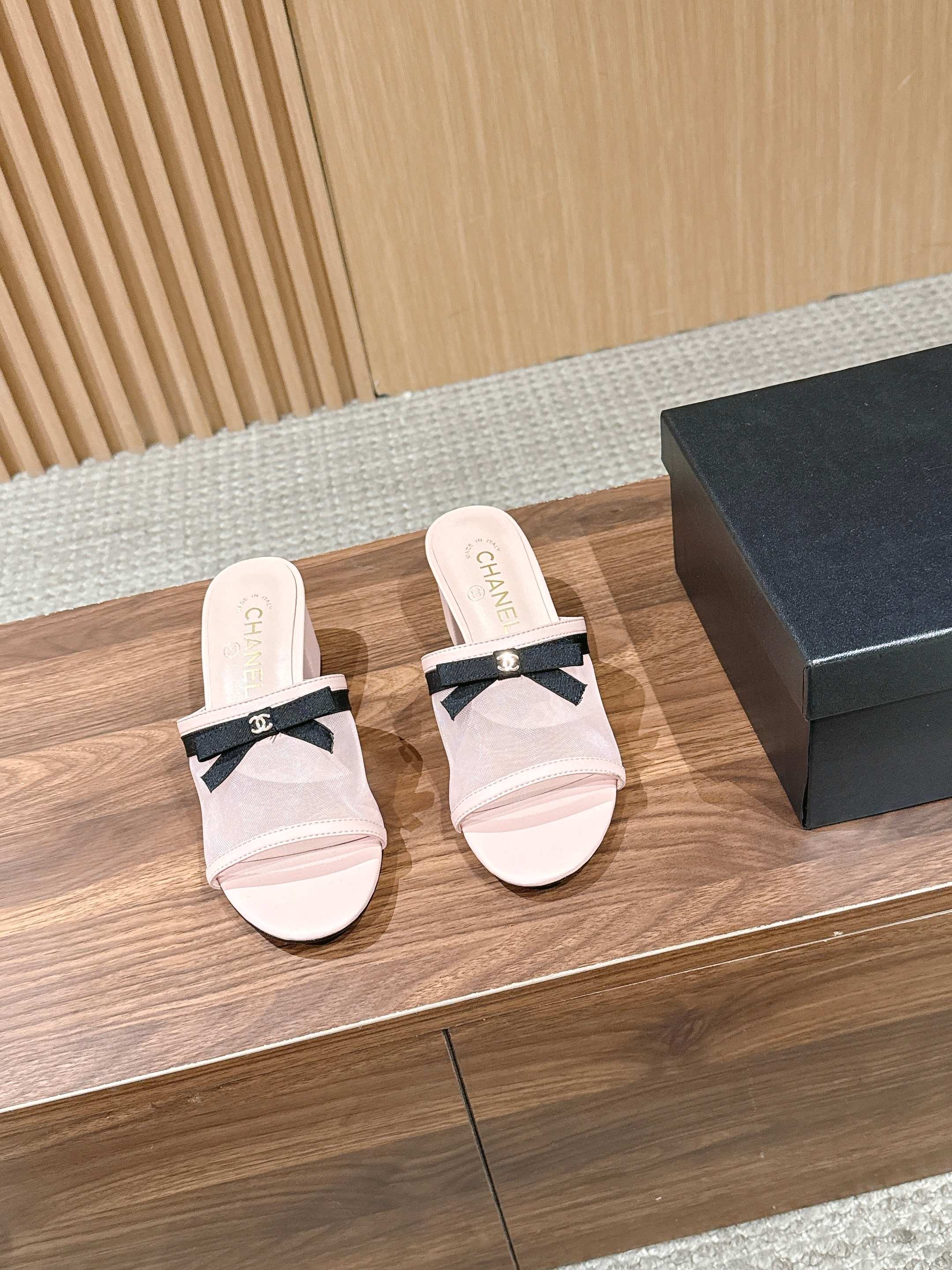 NO:789652,CHANEL 26SS Early Spring New Mesh Bow Thick Heel Sandals Weave the hazy feeling of summer into the shoes. Mesh thick heel sandals are an elegant symbol that spans time. The transparency of the mesh collides with the delicate leather. The gentleness of the bow hides effortless fashion. It is not just a pair of shoes, but also a gentle connection with summer romance. It is low-key but enough to make people fall in love at a glance.  The thick heel design combines elegance and comfort, so you won’t feel tired after a day of running around. With a dress, you will look like a gentle girl, and with a suit, you will look like a capable lady. Every step brings the laziness and delicacy of summer. Upper cowhide, lining sheepskin, genuine leather outsole size 35-41 (40 and 41 sizes are customized, non-returnable) Heel height 5cm, slippers and sandals, chanel, chanel, sandals, slippers, skirts, business  suit,cowhide,sheepskin,leather soles19860909CHANEL 香奈儿26SS早春新款网纱蝴蝶结粗跟凉拖 把夏日的朦胧感,织进鞋里, 网纱粗跟凉拖 是跨越时光的优雅符号,网纱的通透与皮革的细腻碰撞.蝴蝶结的温柔藏着不费力的时髦,它不只是一双鞋,更是你与夏日浪漫的温柔联结,低调却足够让人一眼沦陷. 粗跟设计兼顾优雅与舒适,暴走一天也不累,配连衣裙是温柔少女,配西装是干练大小姐.每一步都带着夏日的慵懒与精致. 鞋面牛皮 内里羊皮 大底真皮大底 size35-41码（40、41码定制不退换） 跟高5cm,拖鞋凉鞋,chanel,chanel,sandals,slippers,skirts,business suit,cowhide,sheepskin,Leather soles,Women's Shoes