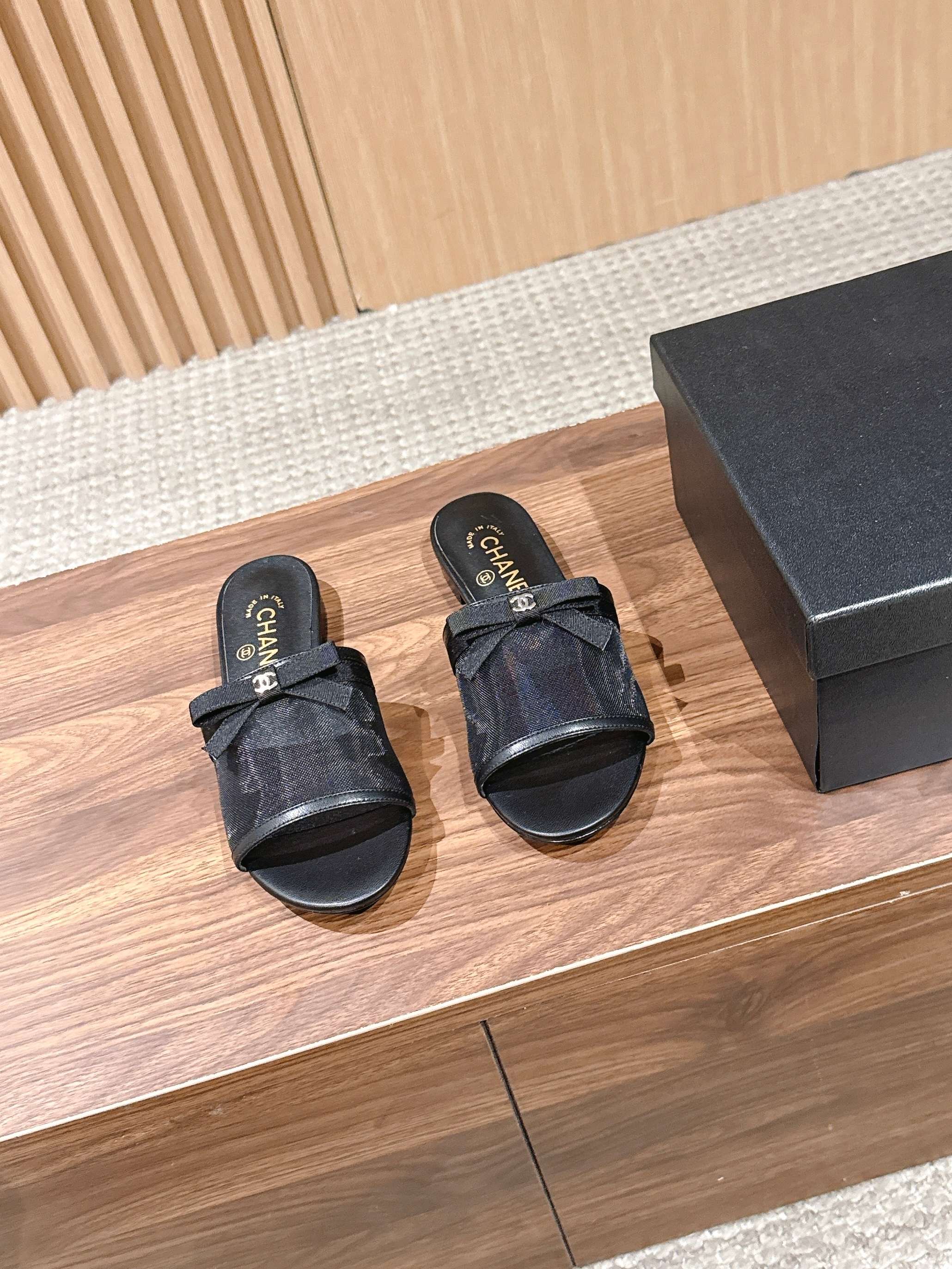 NO:789654,CHANEL 26SS Early Spring New Mesh Bow Flat Sandals Weave the hazy feeling of summer into the shoes. The mesh thick heel sandals are an elegant symbol that transcends time. The transparency of the mesh collides with the delicate leather. The gentleness of the bow hides effortless fashion. It is not only a pair of shoes, but also a gentle connection with summer romance. It is low-key but enough to make people fall in love at a glance.  The thick heel design combines elegance and comfort, so you won't feel tired after a day of running around. With a dress, you will look like a gentle girl, and with a suit, you will look like a capable lady. Every step brings the laziness and delicacy of summer. Upper cowhide leather lining sheepskin outsole Genuine leather outsole size 35-41 (customized sizes 40 and 41 are non-returnable), slippers and sandals, chanel, chanel, sandals, slippers, skirts, business suit, cowhide, sheepskin, Leather soles19860909CHANEL 香奈儿26SS早春新款网纱蝴蝶结平底凉拖 把夏日的朦胧感,织进鞋里, 网纱粗跟凉拖 是跨越时光的优雅符号,网纱的通透与皮革的细腻碰撞.蝴蝶结的温柔藏着不费力的时髦,它不只是一双鞋,更是你与夏日浪漫的温柔联结,低调却足够让人一眼沦陷. 粗跟设计兼顾优雅与舒适,暴走一天也不累,配连衣裙是温柔少女,配西装是干练大小姐.每一步都带着夏日的慵懒与精致. 鞋面牛皮 内里羊皮 大底真皮大底 size35-41码（40、41码定制不退换）,拖鞋凉鞋,chanel,chanel,sandals,slippers,skirts,business suit,cowhide,sheepskin,Leather soles,Women's Shoes