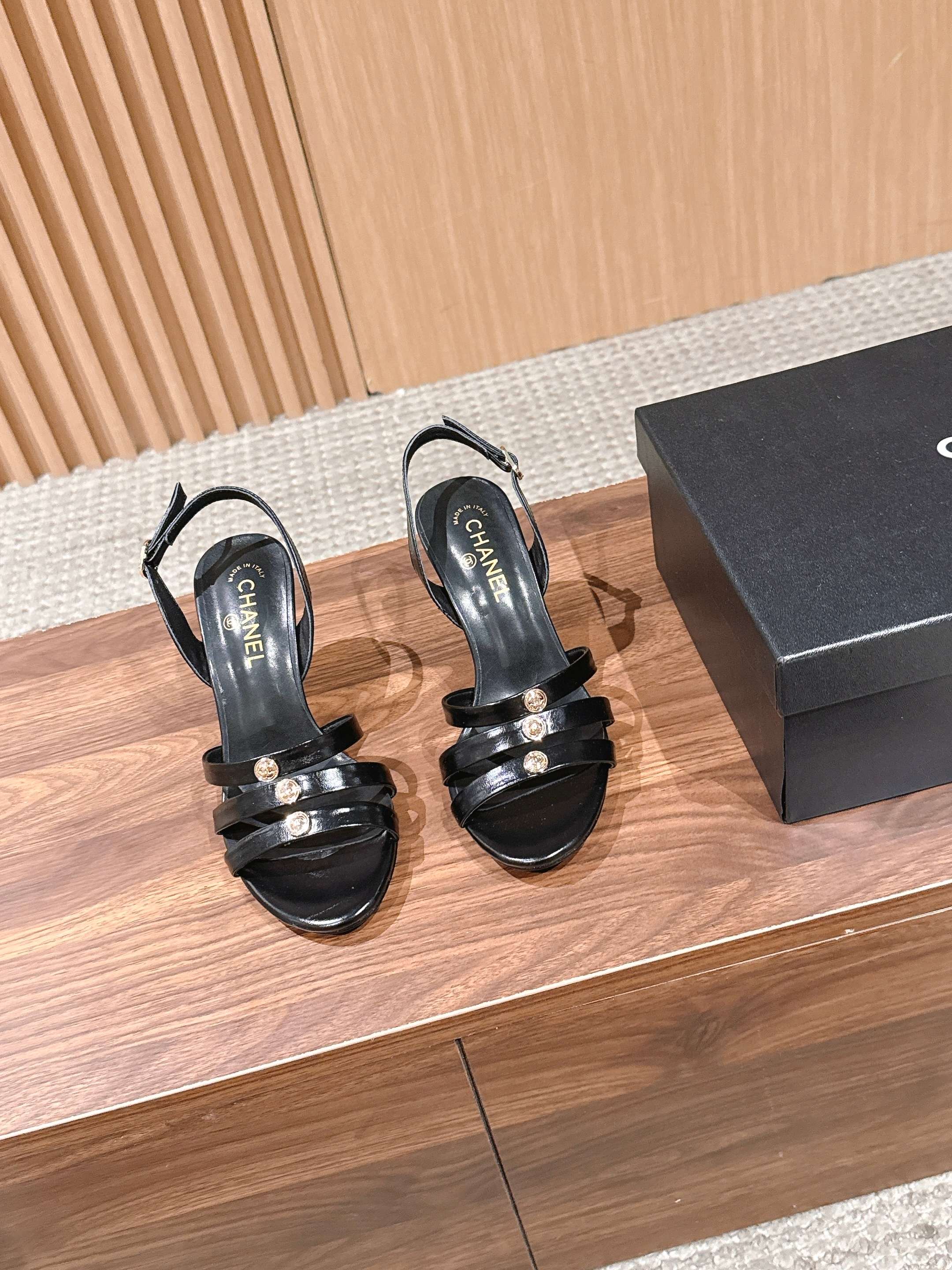 NO:789640,CHANEL Chanel 26SS early spring new gold buckle thin strap high-heeled sandals. The moment the wind blows over the thin straps, it is a romantic signal of summer, CHANEL  Gold buckle high-heeled sandals weld coolness and luxury to the feet. The thin strap design is breathable but not stuffy, and visually makes the feet slimmer. The double C embellishment is low-key but eye-catching, retro and noble. The thin heel combines elegance and aura, making you stand out from the crowd. With a dress, you will be a dinner queen, and with a dress, you will be a gentle girl. Every step brings the lightness and nobility of summer. It is not only a pair of shoes, but also a gentle connection between you and exquisite life. It is low-key but enough to make people fall in love at a glance.  Cowhide upper, sheepskin lining, leather outsole, size 35-41 (customized sizes 40 and 41 are not returnable), heel height 8.5cm, high heels sandals, chanel, chanel, sandals, high heels, skirts, cowhide, sheepskin, Leather soles19860909CHANEL 香奈儿26SS早春新款金扣细带高跟凉鞋 风掠过细带的瞬间,是夏日的浪漫信号,CHANEL 金扣高跟凉鞋,把清凉与高级感焊在脚上.细带设计透气不闷脚,视觉上更显脚瘦,双C点缀,低调却足够吸睛,复古又显贵,细跟兼顾优雅与气场,让你在人群中脱颖而出,配礼服是晚宴女王,配连衣裙是温柔少女,每一步都带着夏日的轻盈与矜贵. 它不只是一双鞋,更是你与精致生活的温柔联结 低调却足够让人一眼沦陷. 鞋面牛皮 内里羊皮 大底真皮大底 size35-41码（40、41码定制不退换） 跟高8.5cm,高跟鞋凉鞋,chanel,chanel,sandals,high heels,skirts,cowhide,sheepskin,Leather soles,Women's Shoes