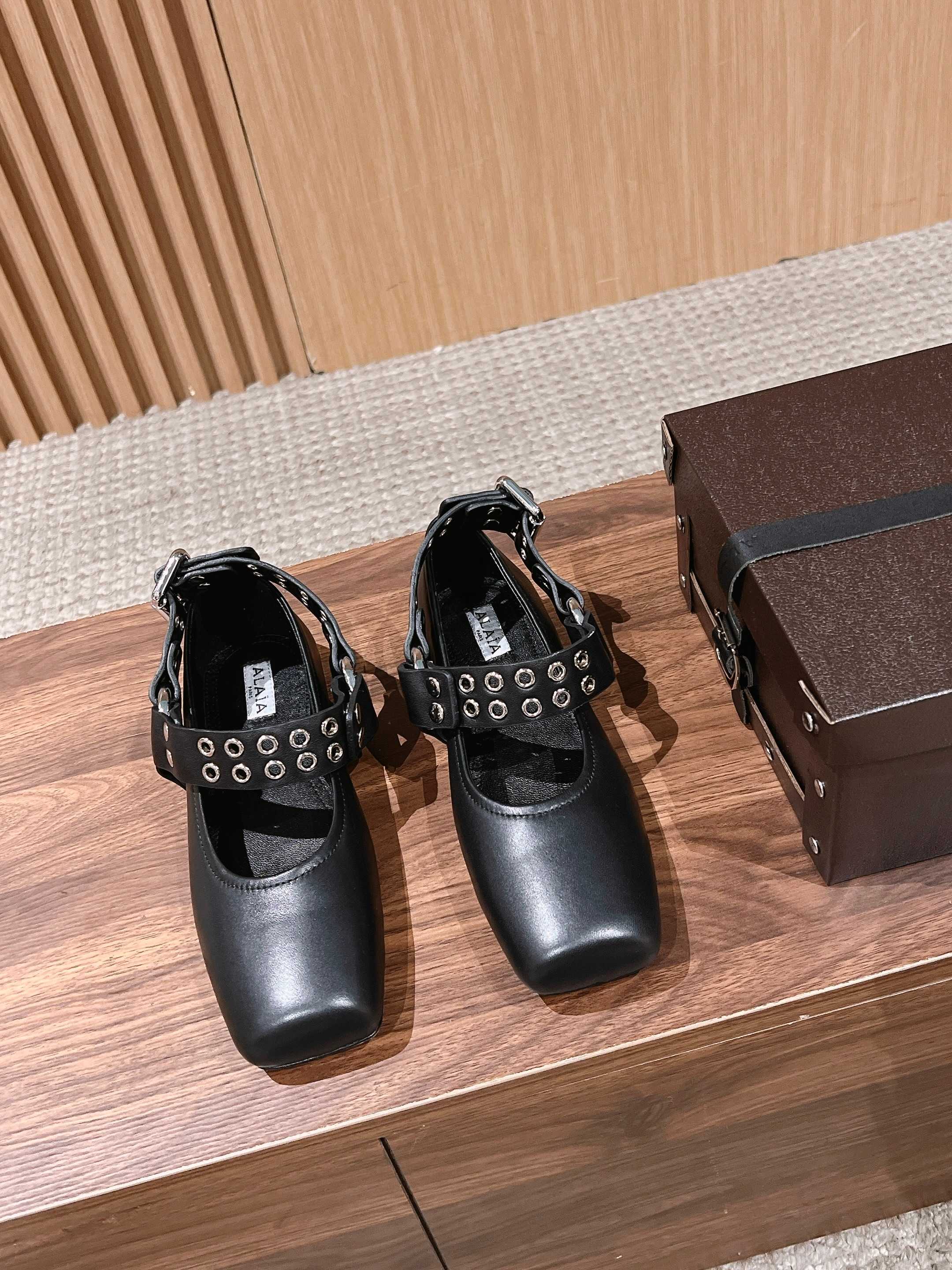 NO:783913,ALAA's new square-toe ballet shoes have a full metal eyelet design, and the one-word buckle adds a cute atmosphere. It is a square-toe shoe with a soft and romantic atmosphere that is very suitable for sweet and cool girls. The traditional ballet style has more possibilities and can be combined with contemporary fashion. The feminine ballet elements can be more than one style. The combination of strength and softness, elegance and power, is the best way to open ballet shoes.  Upper imported sheepskin/imported suede/imported horse hair lining sheepskin lining Italian genuine leather sole Size#35-39/40 customized, ballet shoes, sheepskin, chamois leather19860909ALAA 阿莱亚新款方头芭蕾舞鞋 金属洞洞眼设计感十足,一字搭扣又增添了可爱的氛围.非常适合甜酷风女孩具有柔美浪漫气息的方头单鞋,传统的芭蕾风格具有了更多施展的可能性,也更能与当代时尚结合. 女性气质十足的芭蕾元素可不只一种风格,刚柔并济,既优雅又有力量,才是芭蕾舞鞋最好的打开方式. 鞋面进口绵羊皮/进口麂皮/进口马毛 内里羊皮内里 鞋底意大利真皮鞋底 Size#35-39/40订制,芭蕾舞鞋,sheepskin,chamois leather,Women's Shoes