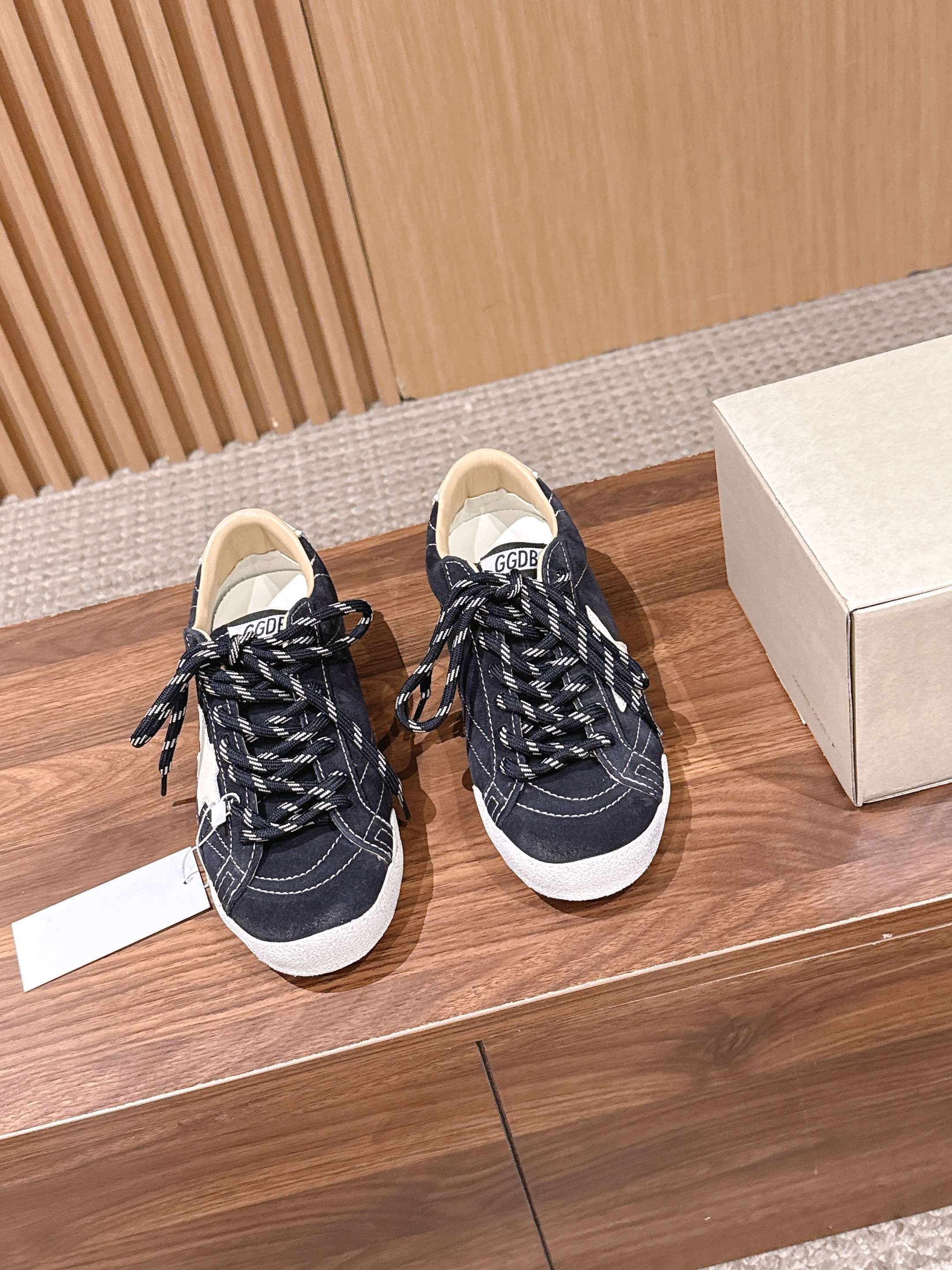 Golden Goose#脏脏鞋那可是无人不知、无人不晓的时尚单品,简直就是各路明星、网红、大咖们的最爱!毫不夸张地说, Golden Goose#脏脏鞋那可是无人不知、无人不晓的时尚单品,简直就是各路明星、网红、大咖们的最爱!毫不夸张地说,