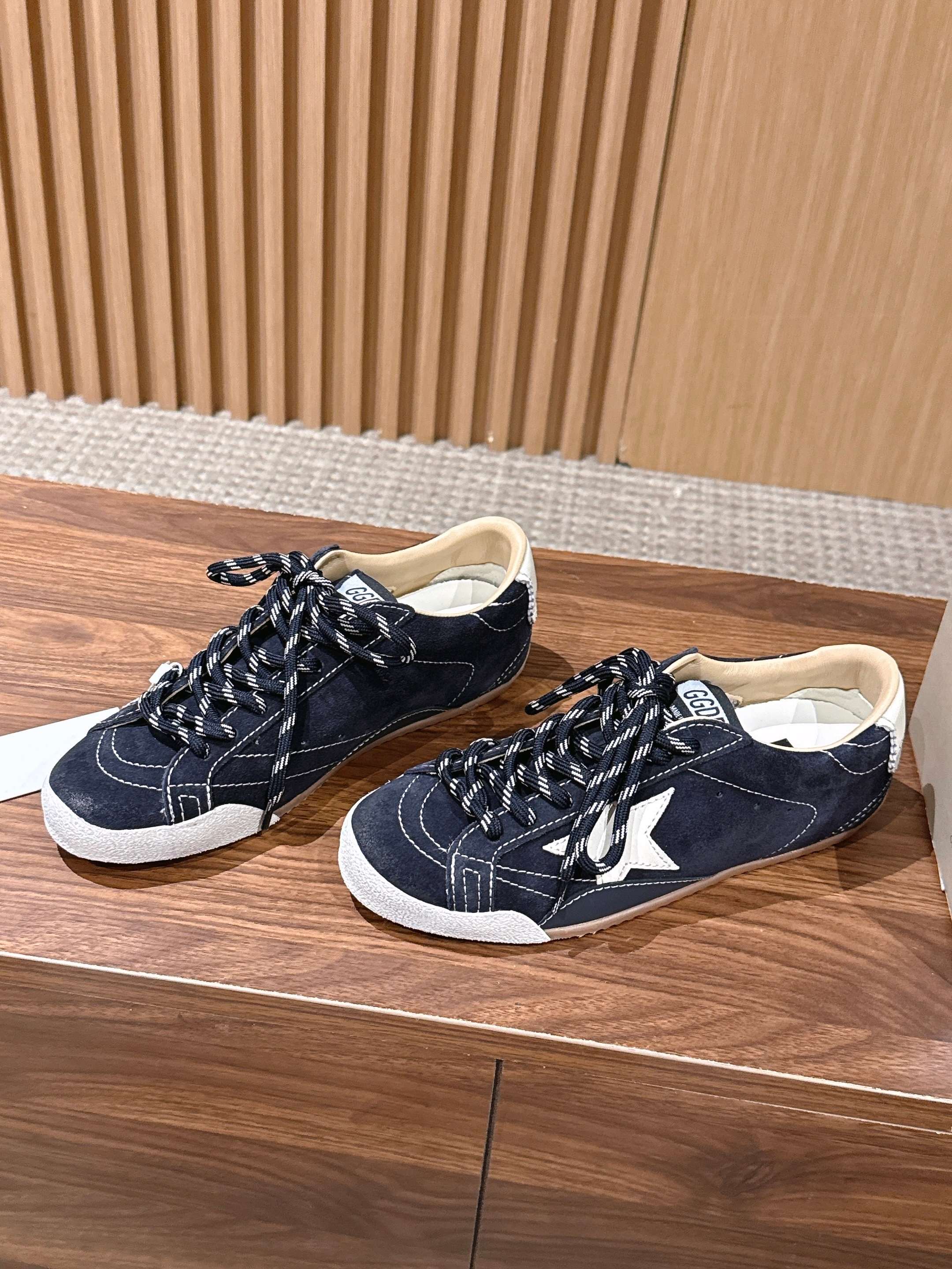 Golden Goose#脏脏鞋那可是无人不知、无人不晓的时尚单品,简直就是各路明星、网红、大咖们的最爱!毫不夸张地说, Golden Goose#脏脏鞋那可是无人不知、无人不晓的时尚单品,简直就是各路明星、网红、大咖们的最爱!毫不夸张地说,