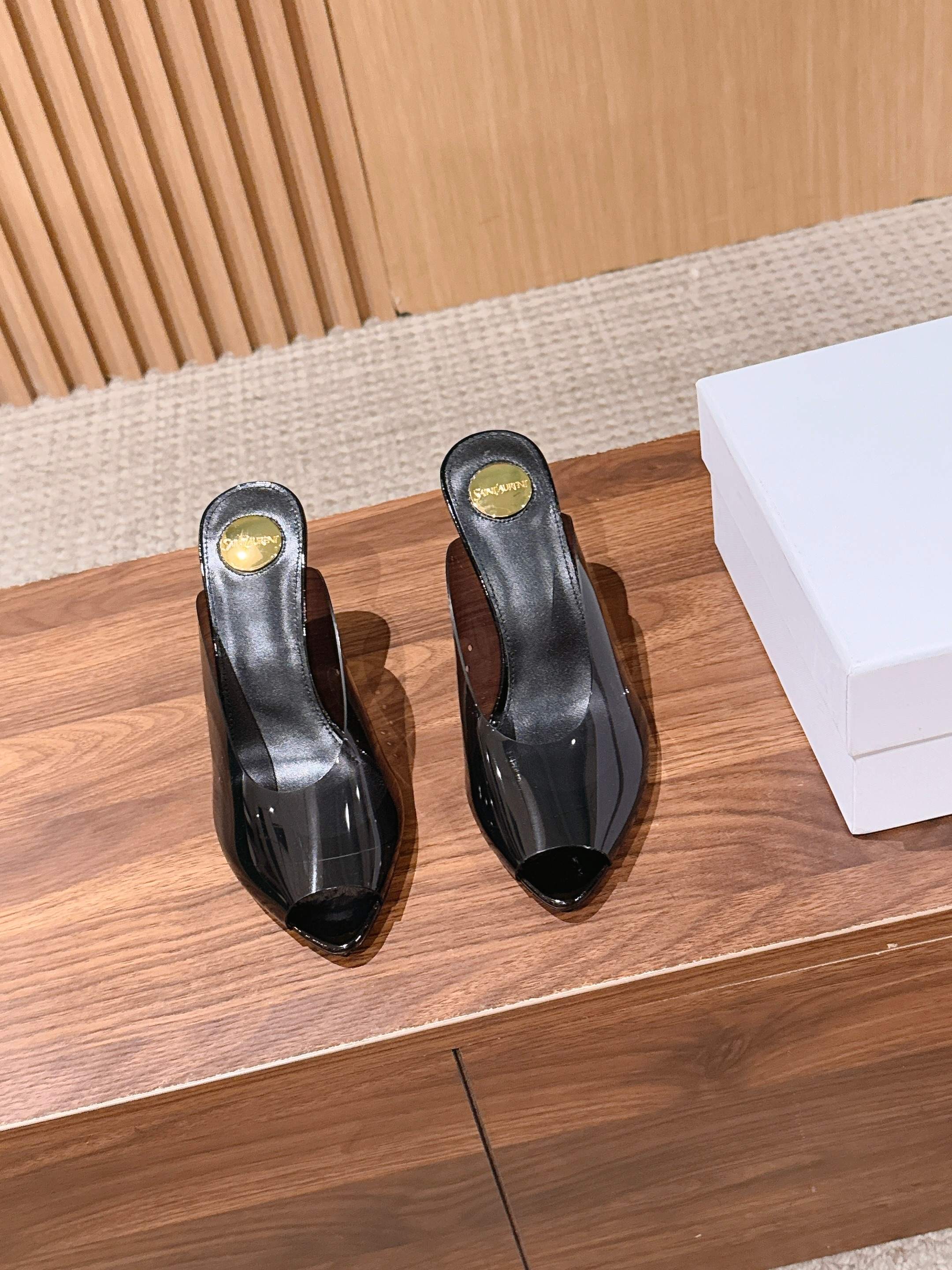 NO:921919,#film Saint Laurent YSL Saint Laurent's new summer style pointed fish-toe high-heeled Mule slip-ons. The fish-mouth pointed toe high-heeled Mule slip-ons have a cool and elegant heroine atmosphere. Smooth and neat pointed-toe shoe shape, no heel Mule slip-on style, slender and slender shoe body lines, narrow last version to gather the top of the foot, easily modify the foot shape, and the toe style is very convenient to put on and take off.  A variety of retro and high-end colors, suitable for hot girl style and light luxury celebrity style, no matter the leg shape. Taking into account the charm and comfort of the feet, if you want a pair of high-heeled slippers full of atmosphere, these pointed-toe fish mouth mule slippers are the first choice for daily travel. Upper butter leather/film Lining sheepskin outsole Italian genuine leather outsole size 35-40 (40 size customization is not returnable)  Heel height 8.5cm, half drag high heels, saint laurent, saint laurent, saint laurent, high heels, slippers, sheepskin, Leather soles19860909#胶片 Saint Laurent YSL圣罗兰夏季新款尖头鱼嘴高跟穆勒拖 自带清冷贵气大女主氛围感的鱼嘴尖头高跟穆勒拖 流畅利落的尖头鞋型,无后跟穆勒拖款式,鞋身线条纤细修长,窄楦版型收拢脚面,轻松修饰脚型,套脚款式穿脱十分便捷. 多款配色复古高级,适配辣妹风与轻奢名媛风穿搭,不挑腿型.兼顾妩媚调性与上脚舒适度,想要一双氛围感满满的高跟拖鞋,这款尖头鱼嘴穆勒拖是日常出行的优选单品. 鞋面牛油皮/胶片 内里羊皮 大底意大利真皮大底 size35-40码（40码定制不退换） 跟高8.5cm,半拖高跟鞋,saint laurent,saint laurent,saint laurent,high heels,slippers,sheepskin,Leather soles,Women's Shoes