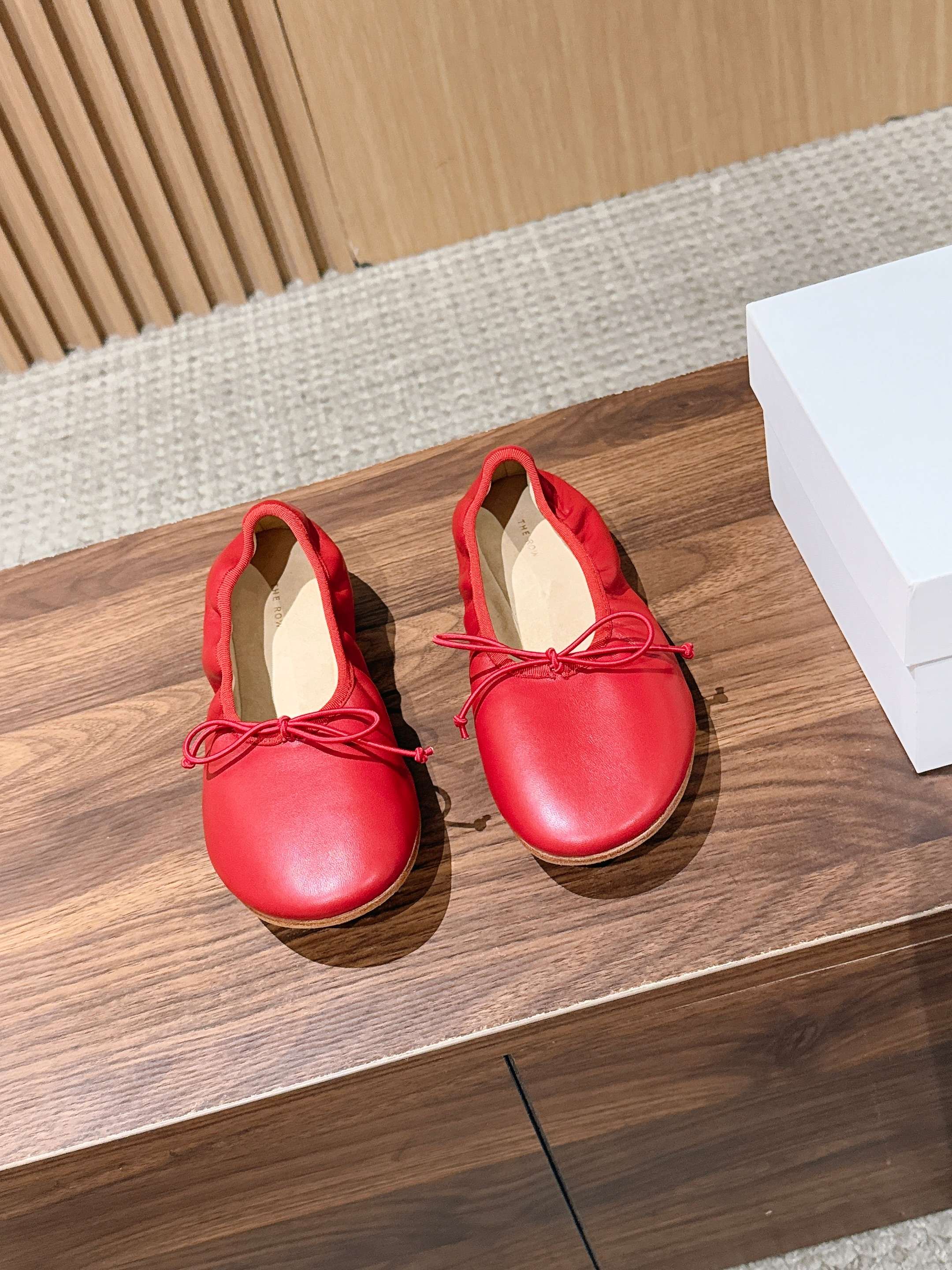 NO:924391,[Made in Guangzhou] The Row ballet flats with round toe and shallow bows THE ROW has always adhered to the minimalist aesthetic, abandoning superfluous decoration, relying on high-quality fabrics and smooth styles to create a high-end atmosphere. It is a representative brand of low-key minimalist style. This pair of ballet shoes continues the brand's consistent relaxed style, without complicated designs, and only relies on soft lines to create high-end daily wear.  The shoe mouth has natural wrinkles, which can fit the foot without constricting the ankle, and the upper foot can stretch freely. The toe is round and soft, with a small handmade bow, which is gentle and restrained. The overall shape is loose and tolerant, and can adapt to a variety of foot types. The whole shoe has neat lines and exquisite workmanship, taking into account both appearance and practicality. It can be easily controlled for daily commuting and shopping. It is very harmonious with skirts and straight pants and can be worn repeatedly all year round. The upper is made of imported soft lambskin.  Lining imported fetal cow velvet outsole imported soft leather outsole Size 35/36/37/38/39/40 (40 non-refundable), ballet shoes, flats, skirts, sheepskin, Leather soles19860909【莞产】The Row 圆头浅口蝴蝶结芭蕾平底鞋 THE ROW一直秉持极简主义美学,摒弃多余装饰,依靠上乘面料与流畅版型塑造高级氛围感,是低调极简风的代表品牌.这双芭蕾鞋延续品牌一贯的松弛格调,没有繁杂设计,仅凭柔和线条打造高级日常穿搭. 鞋口带有自然褶皱,可以贴合脚面,不勒脚踝,上脚舒展自在.鞋头圆润柔和,搭配小巧手工蝴蝶结,温柔又克制.整体版型宽松包容,能够适配多种脚型.全鞋走线工整,做工考究,兼顾颜值与实穿性.日常通勤、逛街出行都可以轻松驾驭,搭配半身裙、直筒裤都十分和谐,一年四季都可以反复穿着. 鞋面进口柔软小羊皮 内里进口胎牛绒 大底进口柔软真皮大底 尺码35/36/37/38/39/40（40不退换）,芭蕾舞鞋,flats,skirts,sheepskin,Leather soles,Women's Shoes