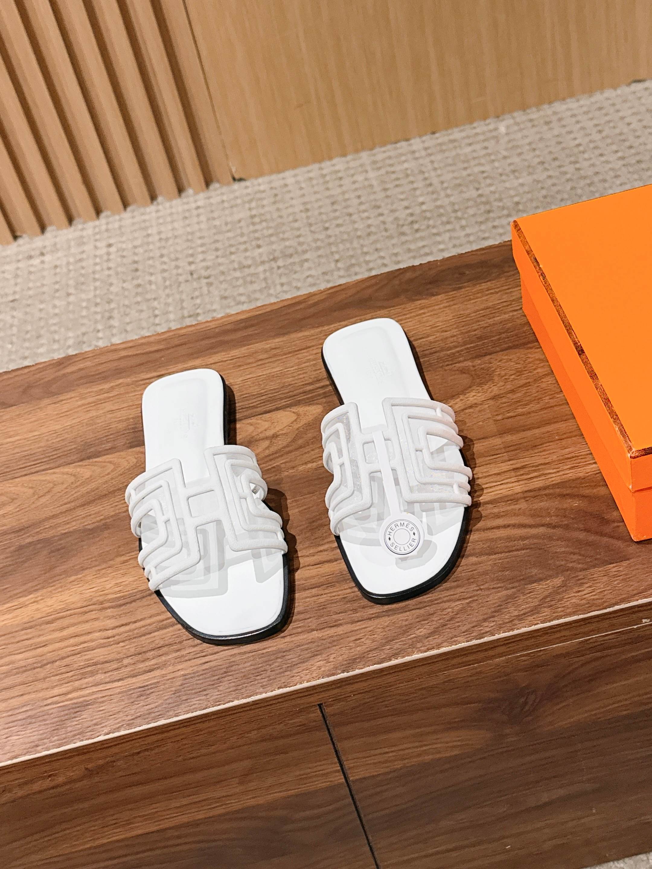 NO:924375,Hermes Hermès classic Oran sandals series, the latest version of the H family, suede mesh, classic H upper flat sandals, breathable mesh thick heel sandals, suede goatskin and mesh fabric sandals, classic 'H' shaped upper inspired by 'Arcane' jewelry. Create a fashionable look, a good companion for summer. Fashionable and versatile, paired with H upper, super comfortable  Every detail is done to the extreme. The design is simple and smooth, creating a fashionable and soft evening look. Customized sheepskin leather splicing mesh on the upper, sheepskin lining on the feet, Italian grade A leather outsole, size 35-39 (40/41/42 customized, non-returnable), slippers, hermes, hermes, sandals, slippers, sheepskin, sheep, chamois leather, Leather soles19860909Hermes 爱马仕经典款Oran凉鞋系列H家最新版面麂皮网眼网面经典H鞋面平底凉拖鞋透气网纱面粗跟凉拖鞋 麂皮山羊皮和网眼面料凉鞋,经典'H'型鞋面灵感源自'Arcane'珠宝.打造时尚造型,可谓夏日良伴. 时尚又百搭 搭配H鞋面 超级舒服 每个细节都做到极致.设计简约流畅,打造时尚柔美的晚装造型. 鞋面定制羊猄皮拼接网纱 内里垫脚羊皮 鞋底意大利A级真皮大底 码数35-39（40/41/42定制不退换）,拖鞋,hermes,hermes,sandals,slippers,sheepskin,sheep,chamois leather,Leather soles,Women's Shoes