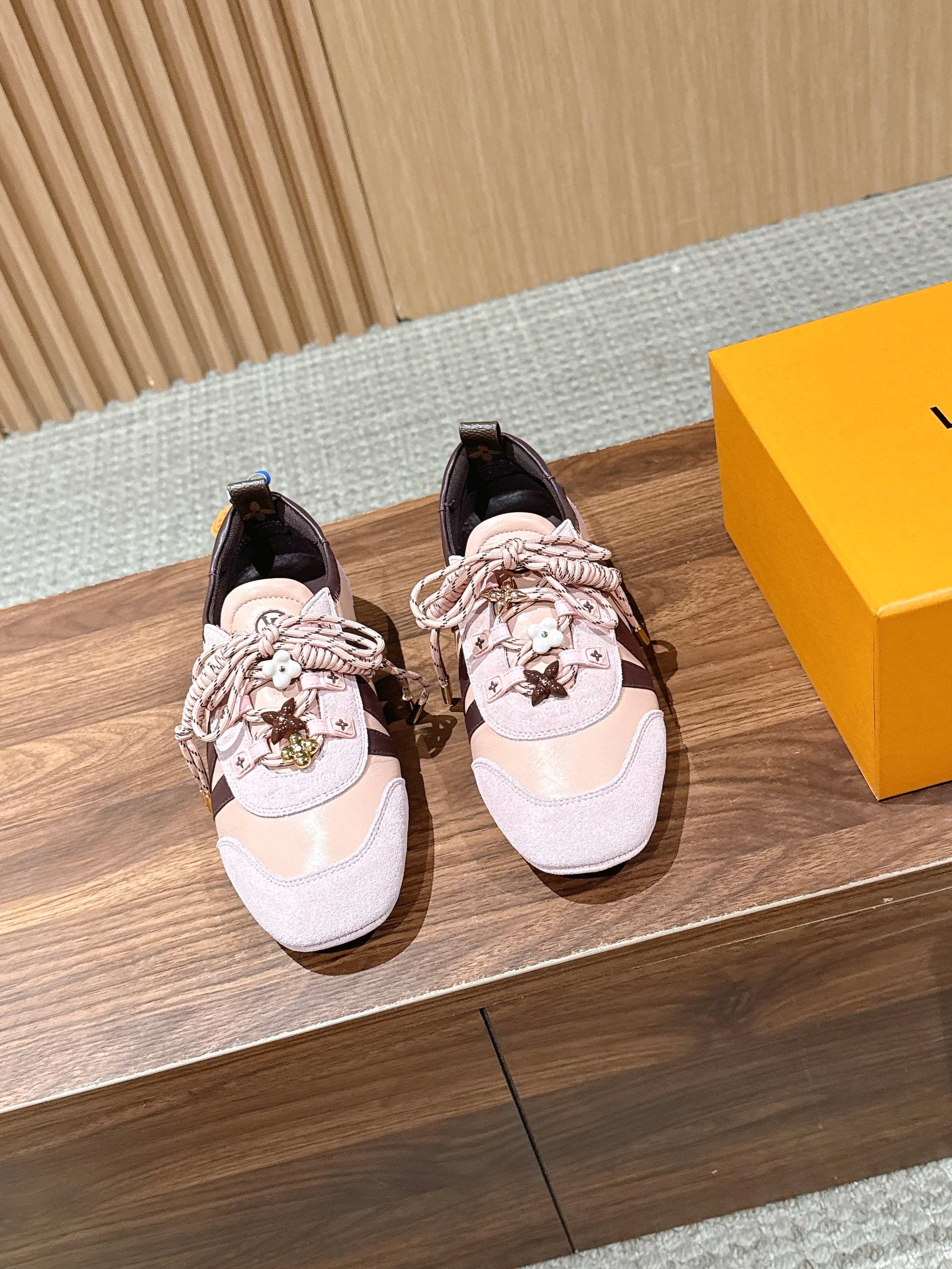 NO:958317,Purchasing-grade [fasteners] LOUIS VUITTON donkey brand sneakers have been very popular recently! Brand spokesperson Song Qian, Zhou Dongyu, brand ambassador Zhong Chuxi, Ouyang Nana, Jin Chen, actors Zhuang Dafei, Xu Ruohan, Shen Yujie, Zhang Chuwen, and track and field athlete Wu Yanni have stepped up to perform the dynamic sports trend. This pair of shoes combines the design of sports shoes with modern ballet flat shoes, with smooth lines and full of lightness and movement. Function and fashion are perfectly combined to perfectly interpret the minimalist sports style. Whether it is daily casual or elaborate dressing, it can be easily adapted, Sacchetto The flexible soles made with craftsmanship bring you a great feeling on your feet. The shoe body is equipped with Louis Vuitton's iconic elements such as the Monogram pattern, which instantly adds style and attracts countless eyes. Want to make your outfit more exciting? You’re right to choose it! Size women's size 35-42 (40/41/42 customized, non-refundable), casual shoes/sports shoes, louis vuitton, louis vuitton, louis vuitton, flats, sneakers19860909代购级【扣件】LOUIS VUITTON 驴牌运动鞋近来热度居高不下！品牌代言人宋茜周冬雨,品牌大使钟楚曦欧阳娜娜金晨,演员庄达菲徐若晗沈羽洁张楚文,田径运动员吴艳妮纷纷上身,演绎活力运动风潮  这双鞋将运动鞋与现代芭蕾平底鞋的设计相融合,线条流畅,尽显轻盈动感.功能与时尚完美结合,完美诠释极简运动风.无论是日常休闲,还是精心装扮,它都能轻松适配,Sacchetto 工艺打造的柔韧鞋底,带来超棒脚感.  鞋身带有 Monogram 图案等路易威登标志性元素,格调瞬间拉满,吸睛无数.想让穿搭更出彩？选它准没错！ Size女码35-42（40/41/42定做不退换）,休闲鞋/运动鞋,louis vuitton,louis vuitton,louis vuitton,flats,sneakers,Women's Shoes
