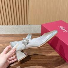Roger Vivier RV 罗杰维维亚早秋新款水钻扣圆头玛丽珍单鞋 自带温柔甜欲轻奢氛围感,柔和圆头修饰脚型,一字绑 Roger Vivier RV 罗杰维维亚早秋新款水钻扣圆头玛丽珍单鞋 自带温柔甜欲轻奢氛围感,柔和圆头修饰脚型,一字绑