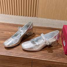 Roger Vivier RV 罗杰维维亚早秋新款水钻扣圆头玛丽珍单鞋 自带温柔甜欲轻奢氛围感,柔和圆头修饰脚型,一字绑 Roger Vivier RV 罗杰维维亚早秋新款水钻扣圆头玛丽珍单鞋 自带温柔甜欲轻奢氛围感,柔和圆头修饰脚型,一字绑