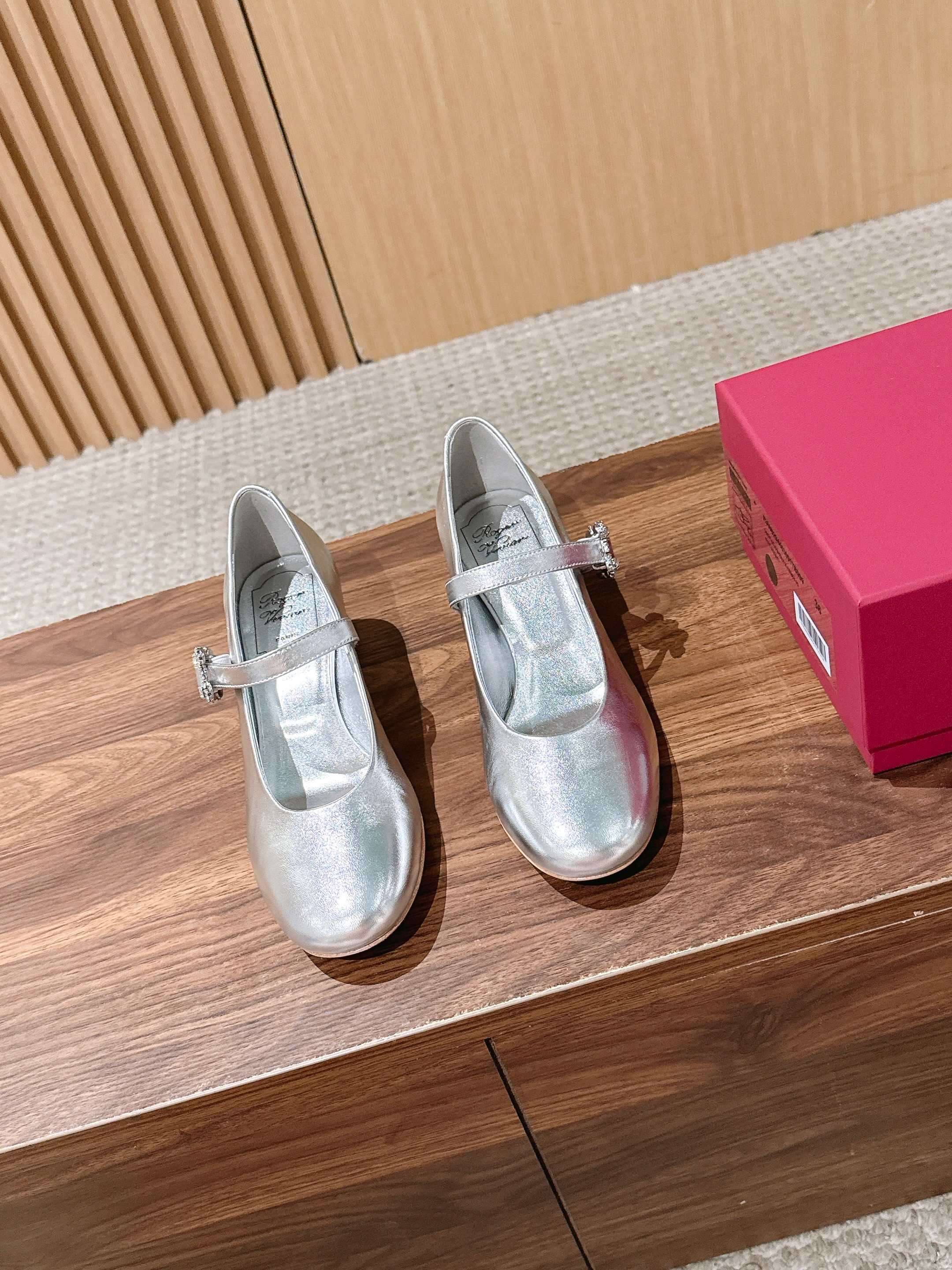 Roger Vivier RV 罗杰维维亚早秋新款水钻扣圆头玛丽珍单鞋 自带温柔甜欲轻奢氛围感,柔和圆头修饰脚型,一字绑 Roger Vivier RV 罗杰维维亚早秋新款水钻扣圆头玛丽珍单鞋 自带温柔甜欲轻奢氛围感,柔和圆头修饰脚型,一字绑