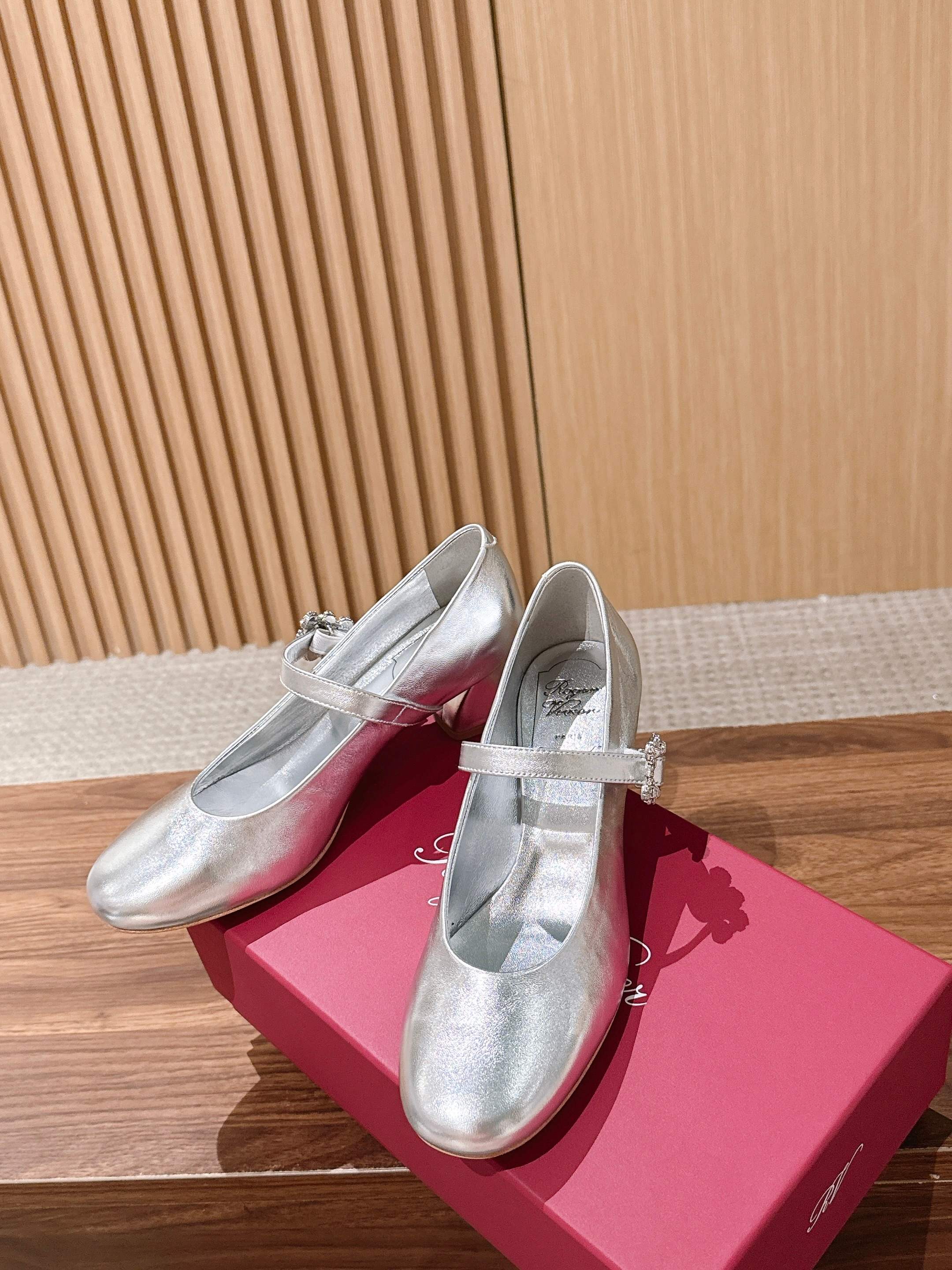 Roger Vivier RV 罗杰维维亚早秋新款水钻扣圆头玛丽珍单鞋 自带温柔甜欲轻奢氛围感,柔和圆头修饰脚型,一字绑 Roger Vivier RV 罗杰维维亚早秋新款水钻扣圆头玛丽珍单鞋 自带温柔甜欲轻奢氛围感,柔和圆头修饰脚型,一字绑
