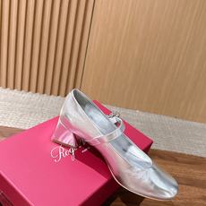 Roger Vivier RV 罗杰维维亚早秋新款水钻扣圆头玛丽珍单鞋 自带温柔甜欲轻奢氛围感,柔和圆头修饰脚型,一字绑 Roger Vivier RV 罗杰维维亚早秋新款水钻扣圆头玛丽珍单鞋 自带温柔甜欲轻奢氛围感,柔和圆头修饰脚型,一字绑