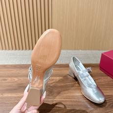 Roger Vivier RV 罗杰维维亚早秋新款水钻扣圆头玛丽珍单鞋 自带温柔甜欲轻奢氛围感,柔和圆头修饰脚型,一字绑 Roger Vivier RV 罗杰维维亚早秋新款水钻扣圆头玛丽珍单鞋 自带温柔甜欲轻奢氛围感,柔和圆头修饰脚型,一字绑