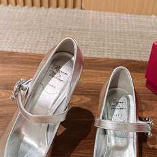Roger Vivier RV 罗杰维维亚早秋新款水钻扣圆头玛丽珍单鞋 自带温柔甜欲轻奢氛围感,柔和圆头修饰脚型,一字绑 Roger Vivier RV 罗杰维维亚早秋新款水钻扣圆头玛丽珍单鞋 自带温柔甜欲轻奢氛围感,柔和圆头修饰脚型,一字绑