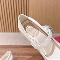 Roger Vivier RV 罗杰维维亚早秋新款水钻扣圆头玛丽珍单鞋 自带温柔甜欲轻奢氛围感,柔和圆头修饰脚型,一字绑 Roger Vivier RV 罗杰维维亚早秋新款水钻扣圆头玛丽珍单鞋 自带温柔甜欲轻奢氛围感,柔和圆头修饰脚型,一字绑