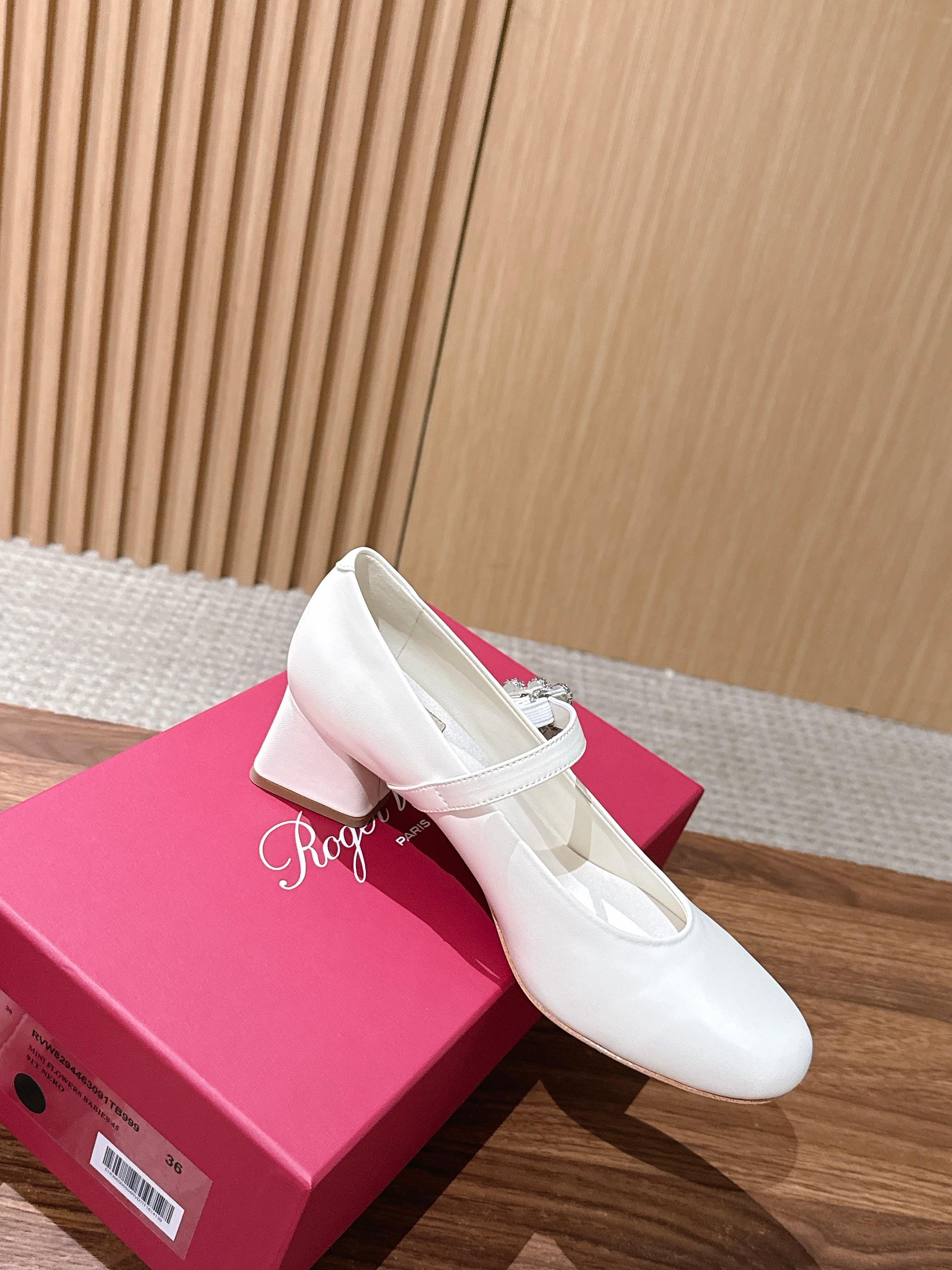 Roger Vivier RV 罗杰维维亚早秋新款水钻扣圆头玛丽珍单鞋 自带温柔甜欲轻奢氛围感,柔和圆头修饰脚型,一字绑 Roger Vivier RV 罗杰维维亚早秋新款水钻扣圆头玛丽珍单鞋 自带温柔甜欲轻奢氛围感,柔和圆头修饰脚型,一字绑