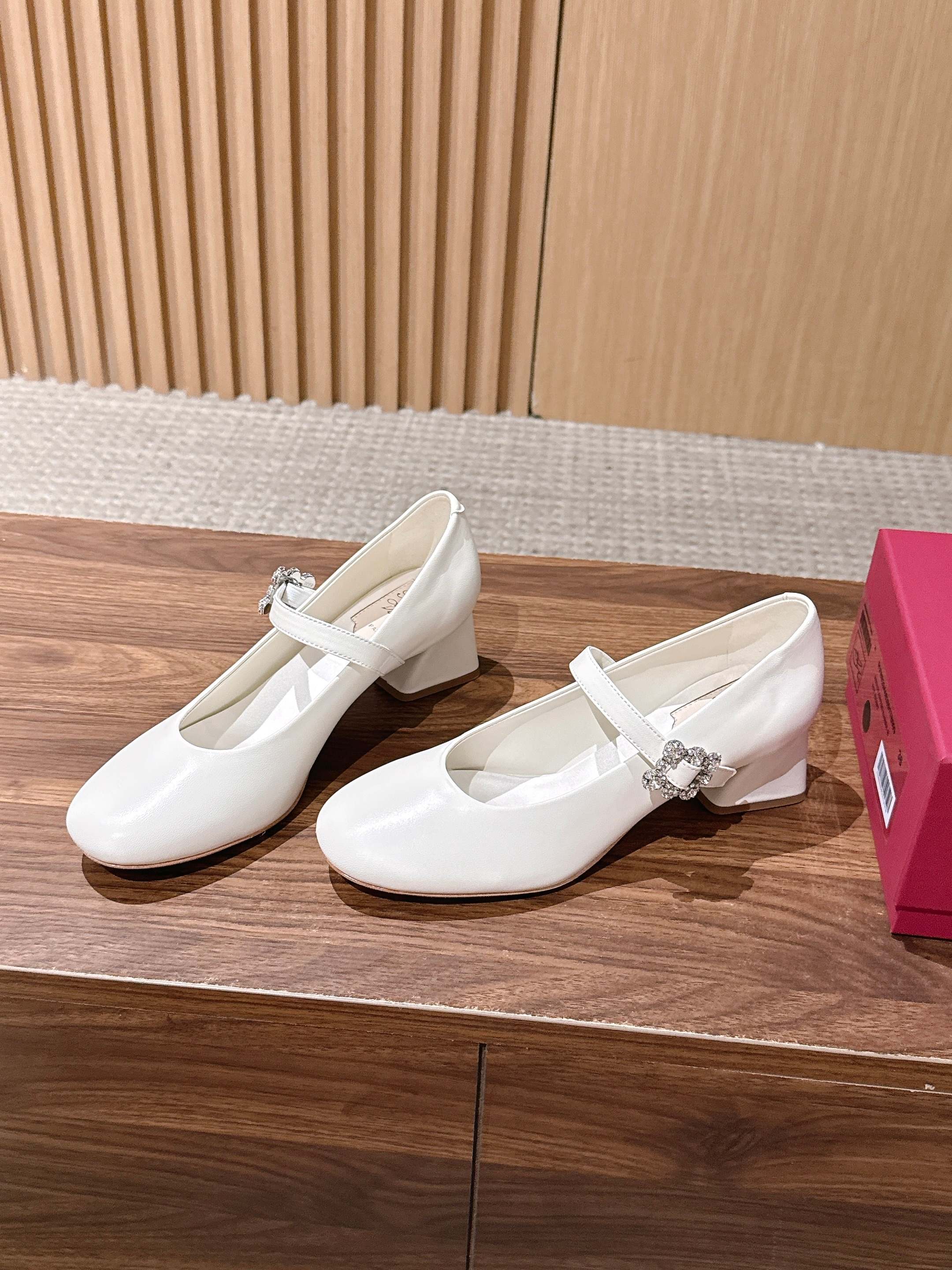 Roger Vivier RV 罗杰维维亚早秋新款水钻扣圆头玛丽珍单鞋 自带温柔甜欲轻奢氛围感,柔和圆头修饰脚型,一字绑 Roger Vivier RV 罗杰维维亚早秋新款水钻扣圆头玛丽珍单鞋 自带温柔甜欲轻奢氛围感,柔和圆头修饰脚型,一字绑