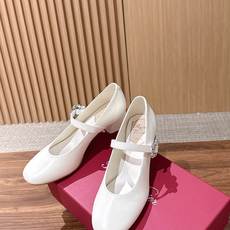 Roger Vivier RV 罗杰维维亚早秋新款水钻扣圆头玛丽珍单鞋 自带温柔甜欲轻奢氛围感,柔和圆头修饰脚型,一字绑 Roger Vivier RV 罗杰维维亚早秋新款水钻扣圆头玛丽珍单鞋 自带温柔甜欲轻奢氛围感,柔和圆头修饰脚型,一字绑