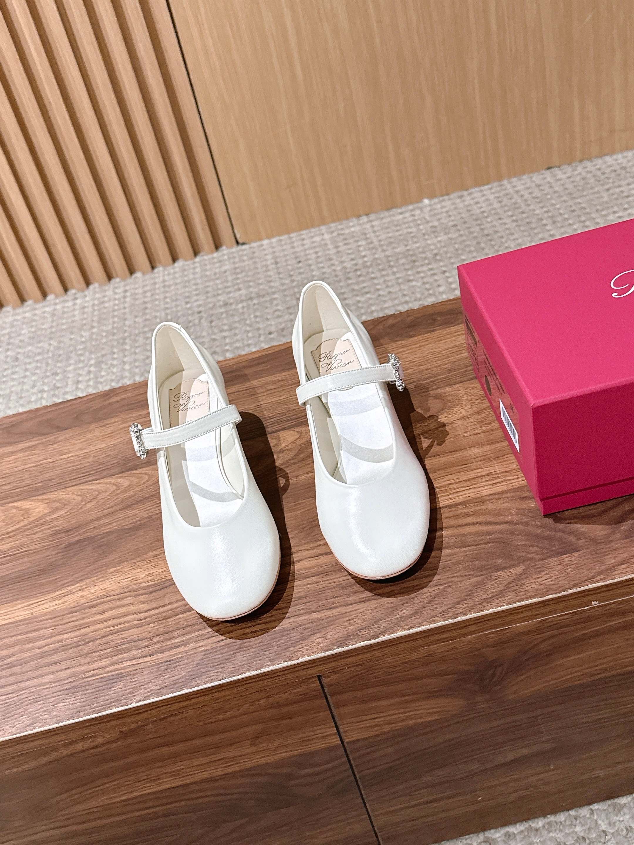 Roger Vivier RV 罗杰维维亚早秋新款水钻扣圆头玛丽珍单鞋 自带温柔甜欲轻奢氛围感,柔和圆头修饰脚型,一字绑 Roger Vivier RV 罗杰维维亚早秋新款水钻扣圆头玛丽珍单鞋 自带温柔甜欲轻奢氛围感,柔和圆头修饰脚型,一字绑