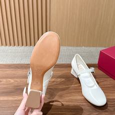 Roger Vivier RV 罗杰维维亚早秋新款水钻扣圆头玛丽珍单鞋 自带温柔甜欲轻奢氛围感,柔和圆头修饰脚型,一字绑 Roger Vivier RV 罗杰维维亚早秋新款水钻扣圆头玛丽珍单鞋 自带温柔甜欲轻奢氛围感,柔和圆头修饰脚型,一字绑