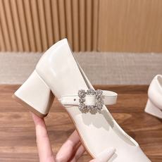 Roger Vivier RV 罗杰维维亚早秋新款水钻扣圆头玛丽珍单鞋 自带温柔甜欲轻奢氛围感,柔和圆头修饰脚型,一字绑 Roger Vivier RV 罗杰维维亚早秋新款水钻扣圆头玛丽珍单鞋 自带温柔甜欲轻奢氛围感,柔和圆头修饰脚型,一字绑