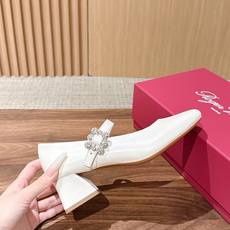 Roger Vivier RV 罗杰维维亚早秋新款水钻扣圆头玛丽珍单鞋 自带温柔甜欲轻奢氛围感,柔和圆头修饰脚型,一字绑 Roger Vivier RV 罗杰维维亚早秋新款水钻扣圆头玛丽珍单鞋 自带温柔甜欲轻奢氛围感,柔和圆头修饰脚型,一字绑