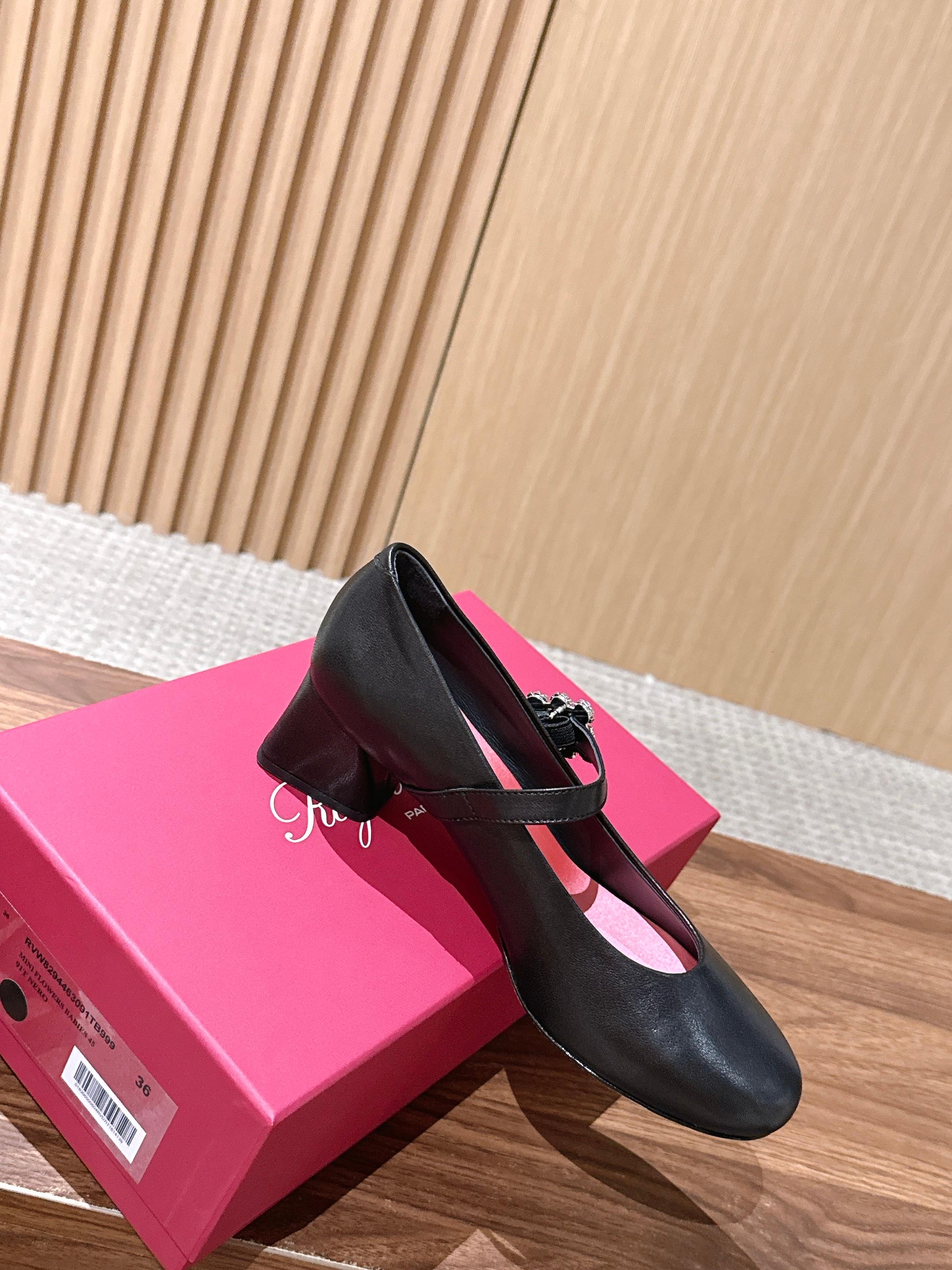 Roger Vivier RV 罗杰维维亚早秋新款水钻扣圆头玛丽珍单鞋 自带温柔甜欲轻奢氛围感,柔和圆头修饰脚型,一字绑 Roger Vivier RV 罗杰维维亚早秋新款水钻扣圆头玛丽珍单鞋 自带温柔甜欲轻奢氛围感,柔和圆头修饰脚型,一字绑
