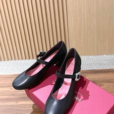 Roger Vivier RV 罗杰维维亚早秋新款水钻扣圆头玛丽珍单鞋 自带温柔甜欲轻奢氛围感,柔和圆头修饰脚型,一字绑 Roger Vivier RV 罗杰维维亚早秋新款水钻扣圆头玛丽珍单鞋 自带温柔甜欲轻奢氛围感,柔和圆头修饰脚型,一字绑