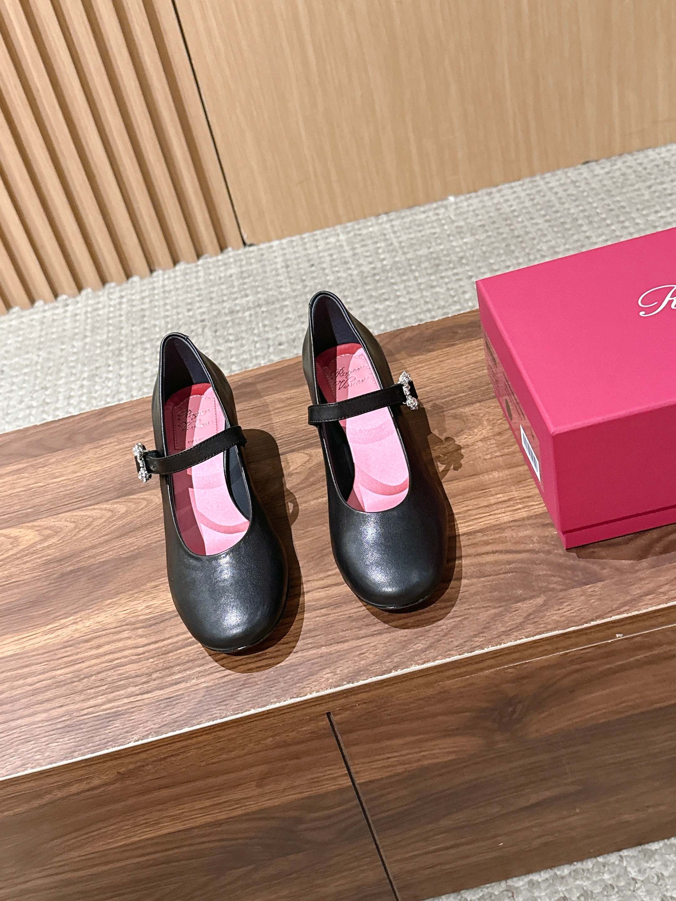 Roger Vivier RV 罗杰维维亚早秋新款水钻扣圆头玛丽珍单鞋 自带温柔甜欲轻奢氛围感,柔和圆头修饰脚型,一字绑 Roger Vivier RV 罗杰维维亚早秋新款水钻扣圆头玛丽珍单鞋 自带温柔甜欲轻奢氛围感,柔和圆头修饰脚型,一字绑