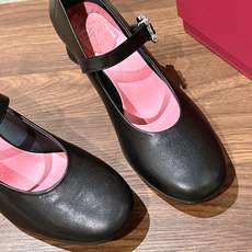 Roger Vivier RV 罗杰维维亚早秋新款水钻扣圆头玛丽珍单鞋 自带温柔甜欲轻奢氛围感,柔和圆头修饰脚型,一字绑 Roger Vivier RV 罗杰维维亚早秋新款水钻扣圆头玛丽珍单鞋 自带温柔甜欲轻奢氛围感,柔和圆头修饰脚型,一字绑