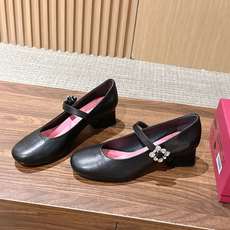 Roger Vivier RV 罗杰维维亚早秋新款水钻扣圆头玛丽珍单鞋 自带温柔甜欲轻奢氛围感,柔和圆头修饰脚型,一字绑 Roger Vivier RV 罗杰维维亚早秋新款水钻扣圆头玛丽珍单鞋 自带温柔甜欲轻奢氛围感,柔和圆头修饰脚型,一字绑
