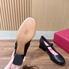 Roger Vivier RV 罗杰维维亚早秋新款水钻扣圆头玛丽珍单鞋 自带温柔甜欲轻奢氛围感,柔和圆头修饰脚型,一字绑 Roger Vivier RV 罗杰维维亚早秋新款水钻扣圆头玛丽珍单鞋 自带温柔甜欲轻奢氛围感,柔和圆头修饰脚型,一字绑