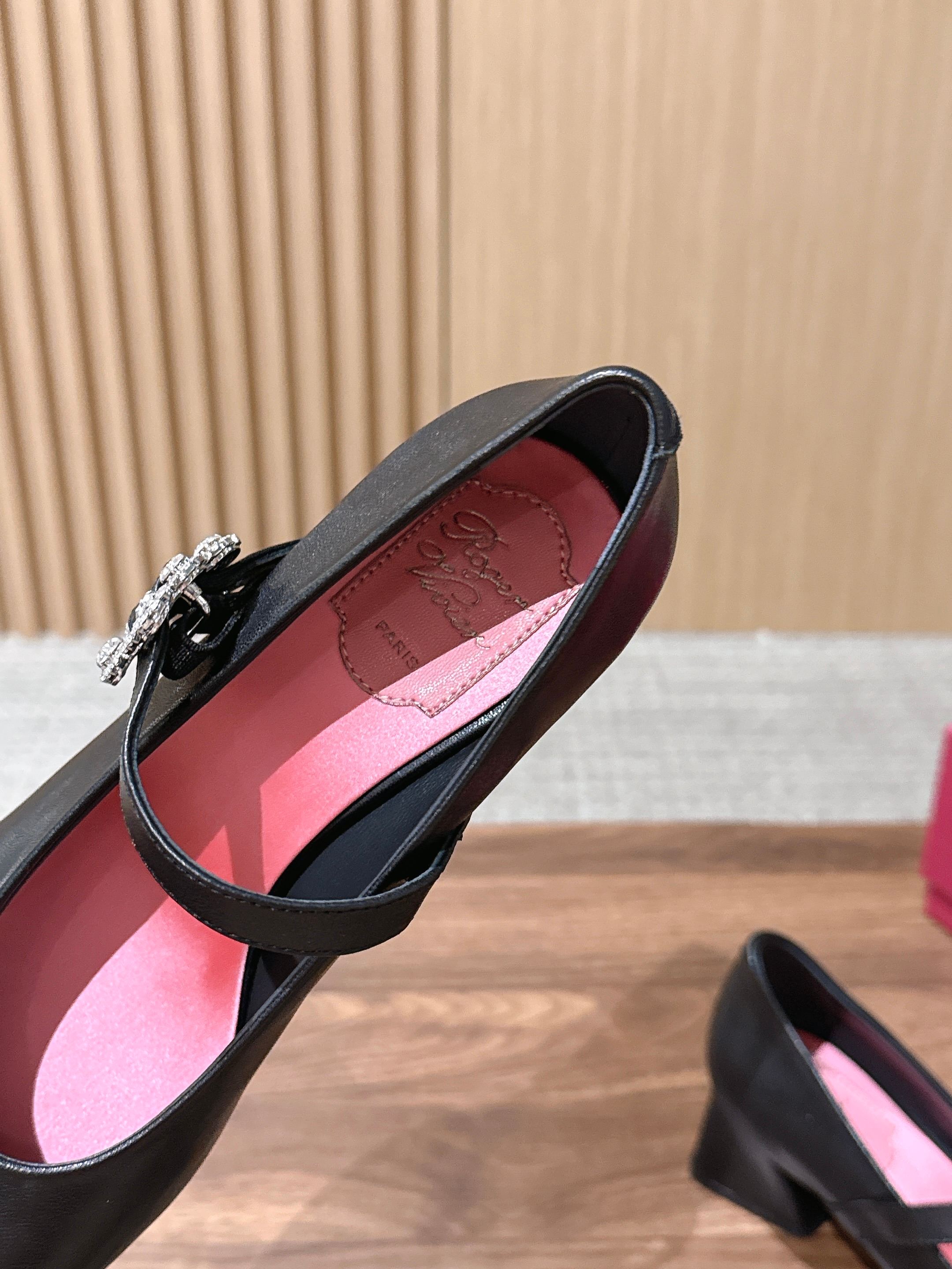 Roger Vivier RV 罗杰维维亚早秋新款水钻扣圆头玛丽珍单鞋 自带温柔甜欲轻奢氛围感,柔和圆头修饰脚型,一字绑 Roger Vivier RV 罗杰维维亚早秋新款水钻扣圆头玛丽珍单鞋 自带温柔甜欲轻奢氛围感,柔和圆头修饰脚型,一字绑