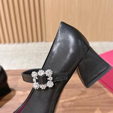Roger Vivier RV 罗杰维维亚早秋新款水钻扣圆头玛丽珍单鞋 自带温柔甜欲轻奢氛围感,柔和圆头修饰脚型,一字绑 Roger Vivier RV 罗杰维维亚早秋新款水钻扣圆头玛丽珍单鞋 自带温柔甜欲轻奢氛围感,柔和圆头修饰脚型,一字绑