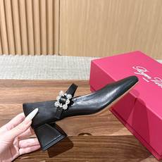 Roger Vivier RV 罗杰维维亚早秋新款水钻扣圆头玛丽珍单鞋 自带温柔甜欲轻奢氛围感,柔和圆头修饰脚型,一字绑 Roger Vivier RV 罗杰维维亚早秋新款水钻扣圆头玛丽珍单鞋 自带温柔甜欲轻奢氛围感,柔和圆头修饰脚型,一字绑