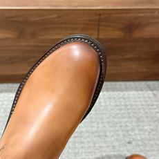 MIU MIU 缪缪春夏新款复古擦色做旧中筒靴 自带复古氛围的中筒靴款,利落的靴型搭配做旧擦色工艺,每一处细节都透着随性 MIU MIU 缪缪春夏新款复古擦色做旧中筒靴 自带复古氛围的中筒靴款,利落的靴型搭配做旧擦色工艺,每一处细节都透着随性