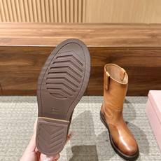 MIU MIU 缪缪春夏新款复古擦色做旧中筒靴 自带复古氛围的中筒靴款,利落的靴型搭配做旧擦色工艺,每一处细节都透着随性 MIU MIU 缪缪春夏新款复古擦色做旧中筒靴 自带复古氛围的中筒靴款,利落的靴型搭配做旧擦色工艺,每一处细节都透着随性