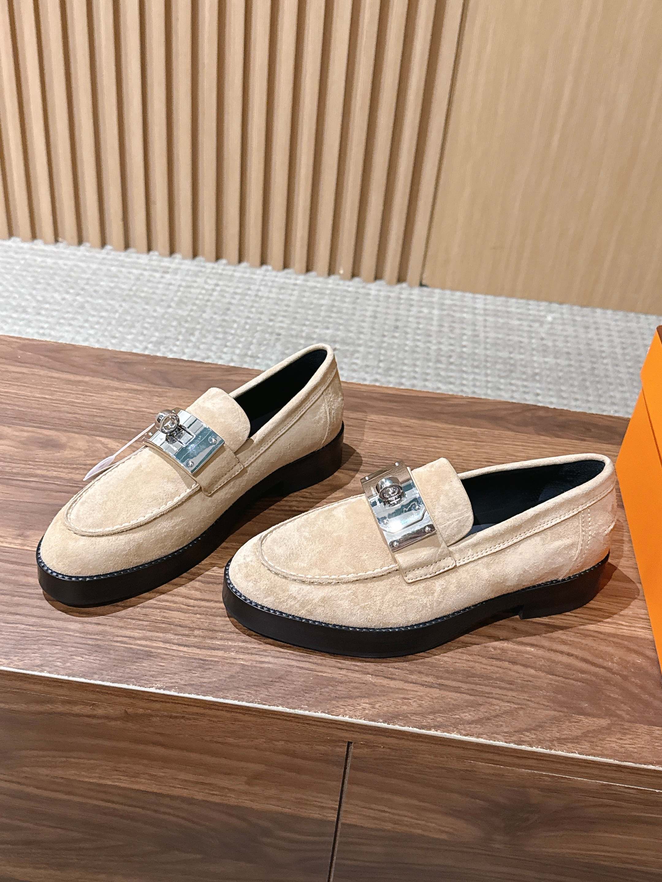 𝐇𝐄𝐑𝐌È𝐒 𝐇𝐞𝐑𝐢𝐭𝐚𝐆𝐞 爱马仕新款小牛皮乐福鞋，搭配经典镀钯超大Kelly鞋扣，打造前卫造型.  🧡特定意大利A