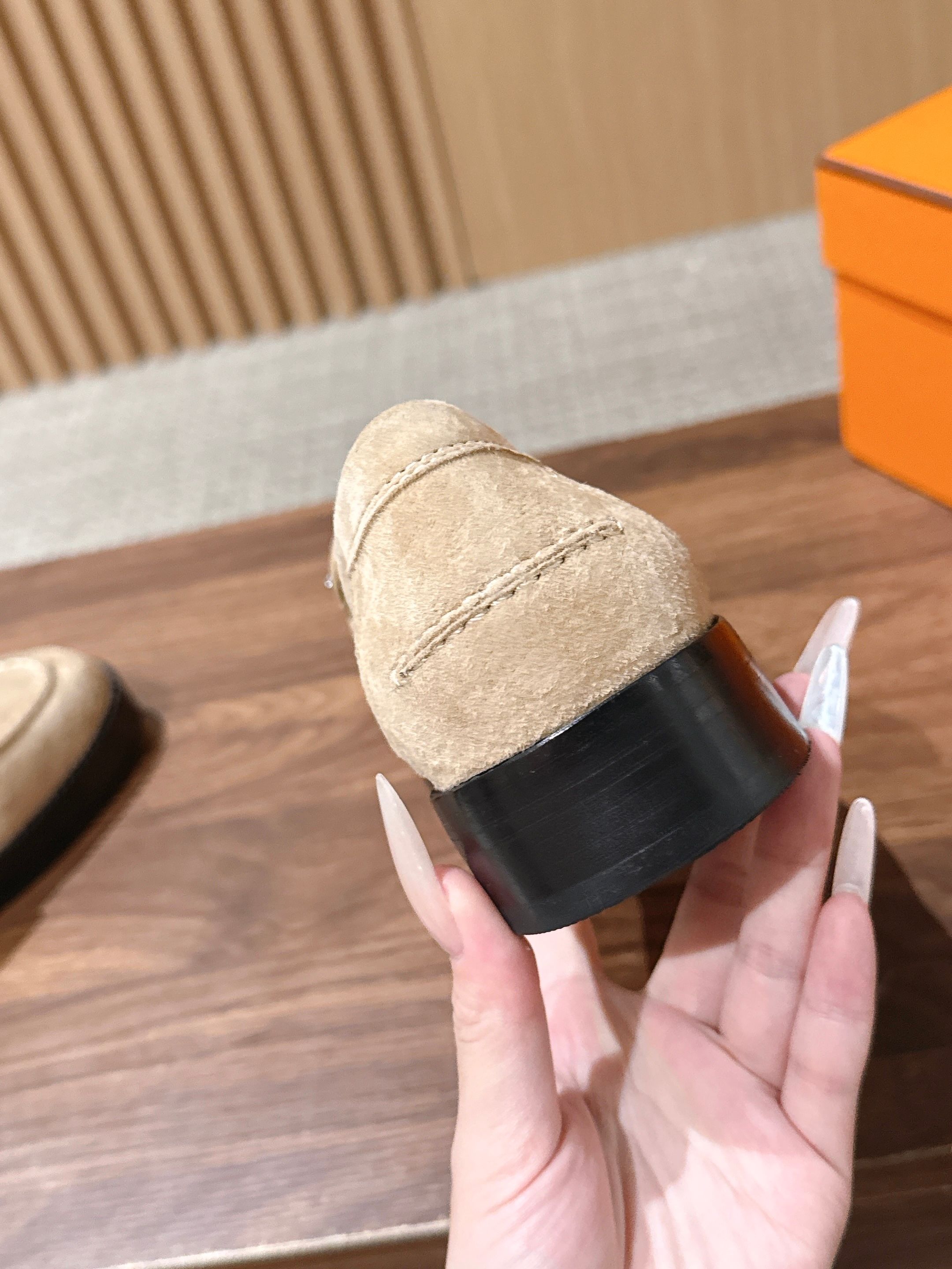 𝐇𝐄𝐑𝐌È𝐒 𝐇𝐞𝐑𝐢𝐭𝐚𝐆𝐞 爱马仕新款小牛皮乐福鞋，搭配经典镀钯超大Kelly鞋扣，打造前卫造型.  🧡特定意大利A
