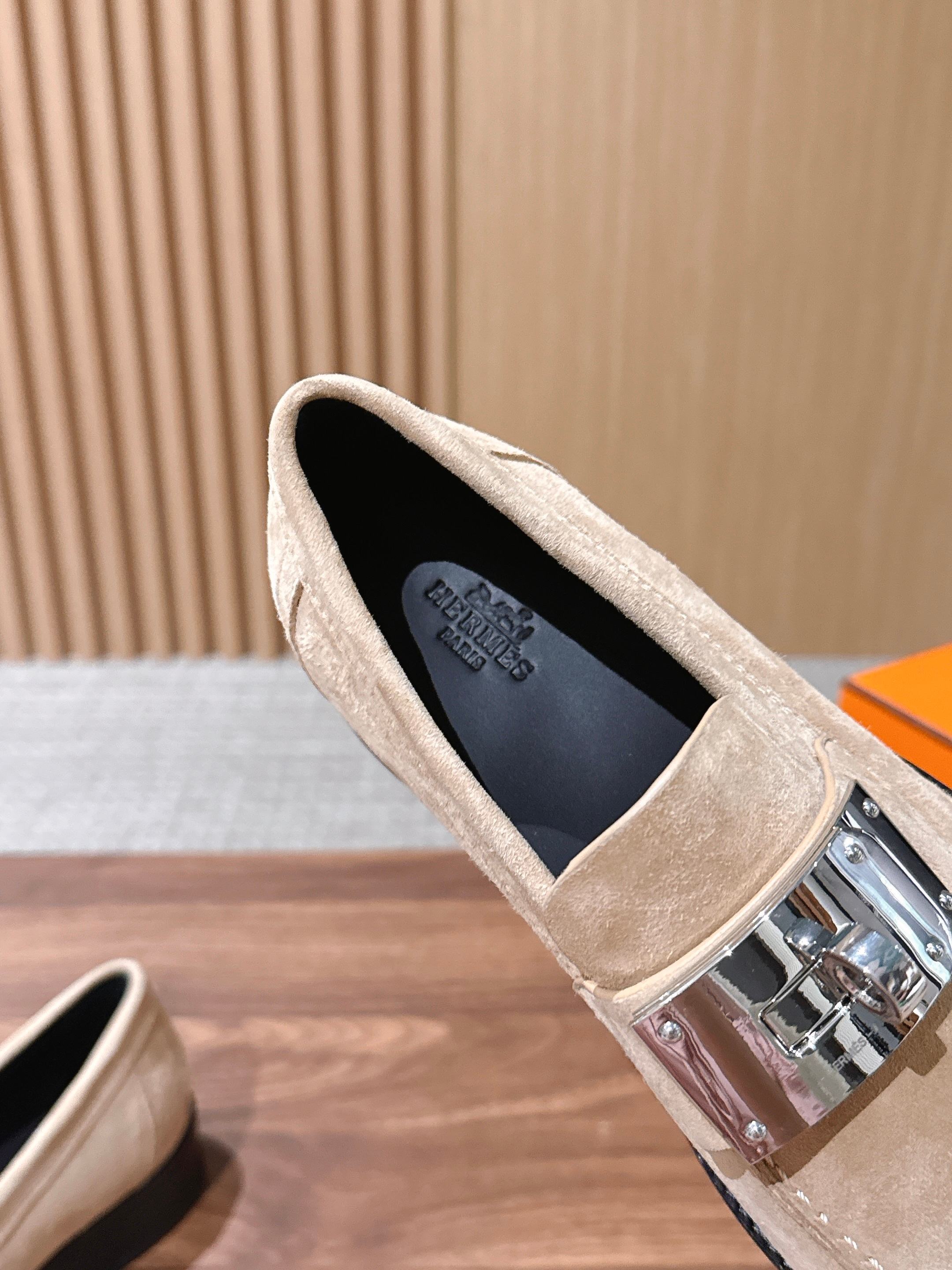 𝐇𝐄𝐑𝐌È𝐒 𝐇𝐞𝐑𝐢𝐭𝐚𝐆𝐞 爱马仕新款小牛皮乐福鞋，搭配经典镀钯超大Kelly鞋扣，打造前卫造型.  🧡特定意大利A