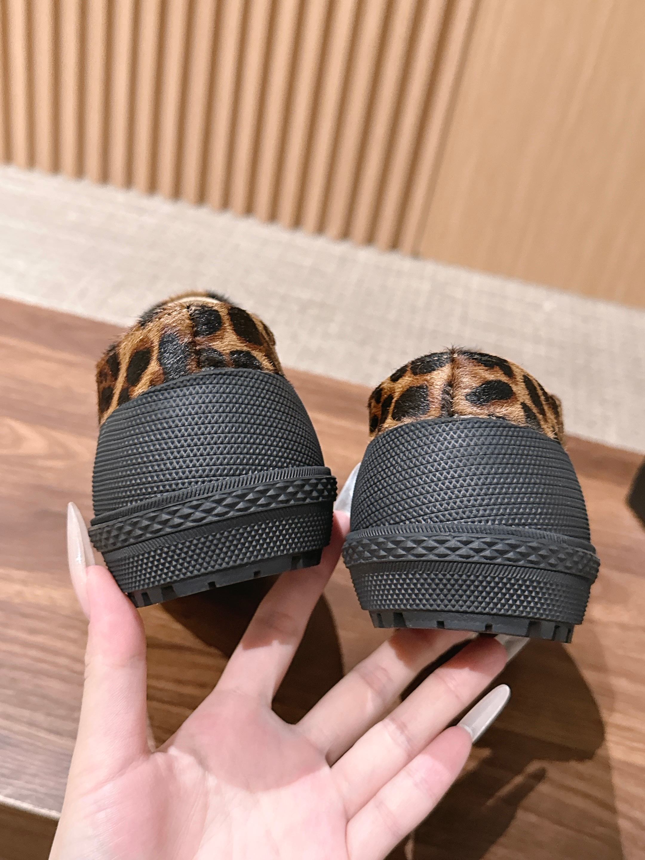 CHANEL 香奈儿早秋新款马毛系带休闲板鞋 自带酷飒复古氛围感,个性斑纹鞋面搭配圆润鞋头,金属标识点缀鞋身,经典系带款 CHANEL 香奈儿早秋新款马毛系带休闲板鞋 自带酷飒复古氛围感,个性斑纹鞋面搭配圆润鞋头,金属标识点缀鞋身,经典系带款