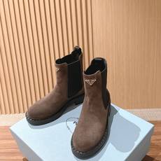 PRADA 普拉达经典款三角标烟管靴 切尔西裸靴 这两年三角标系列产品可谓是风靡整个鞋圈 这款鞋真的是很耐看越看越喜欢! PRADA 普拉达经典款三角标烟管靴 切尔西裸靴 这两年三角标系列产品可谓是风靡整个鞋圈 这款鞋真的是很耐看越看越喜欢!