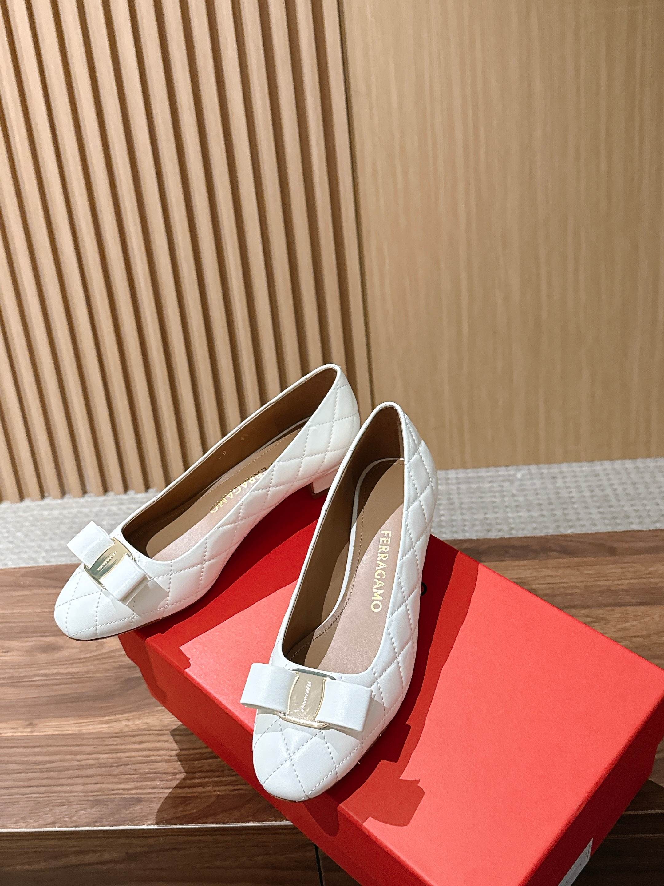 【莞产】FERRAGAMO 菲拉格慕菱格纹女士单鞋新版Vara铭牌玛丽珍网鞋脚果然更惊艳~蝴蝶结，集美感与于一体的平底鞋