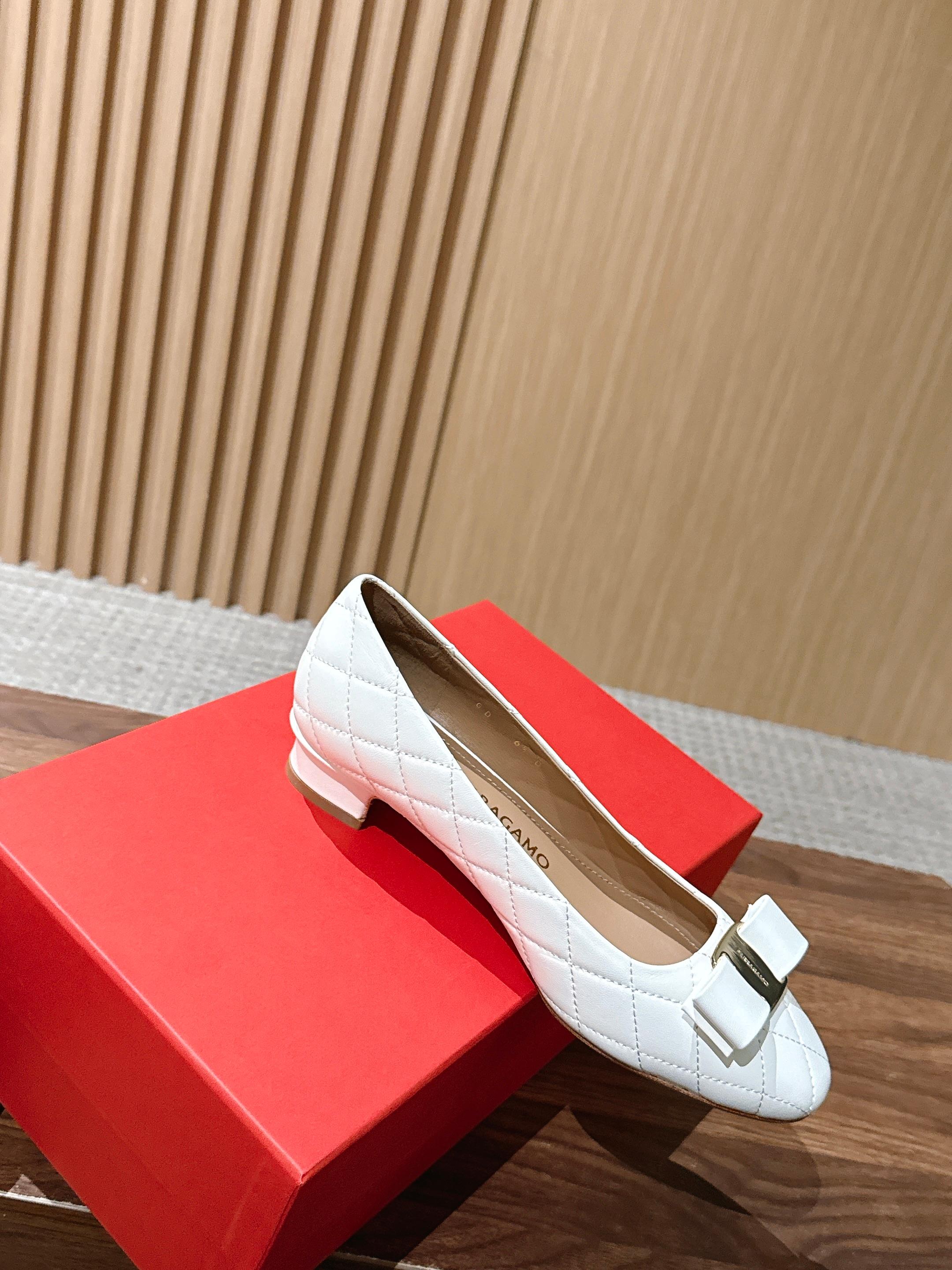 【莞产】FERRAGAMO 菲拉格慕菱格纹女士单鞋新版Vara铭牌玛丽珍网鞋脚果然更惊艳~蝴蝶结，集美感与于一体的平底鞋