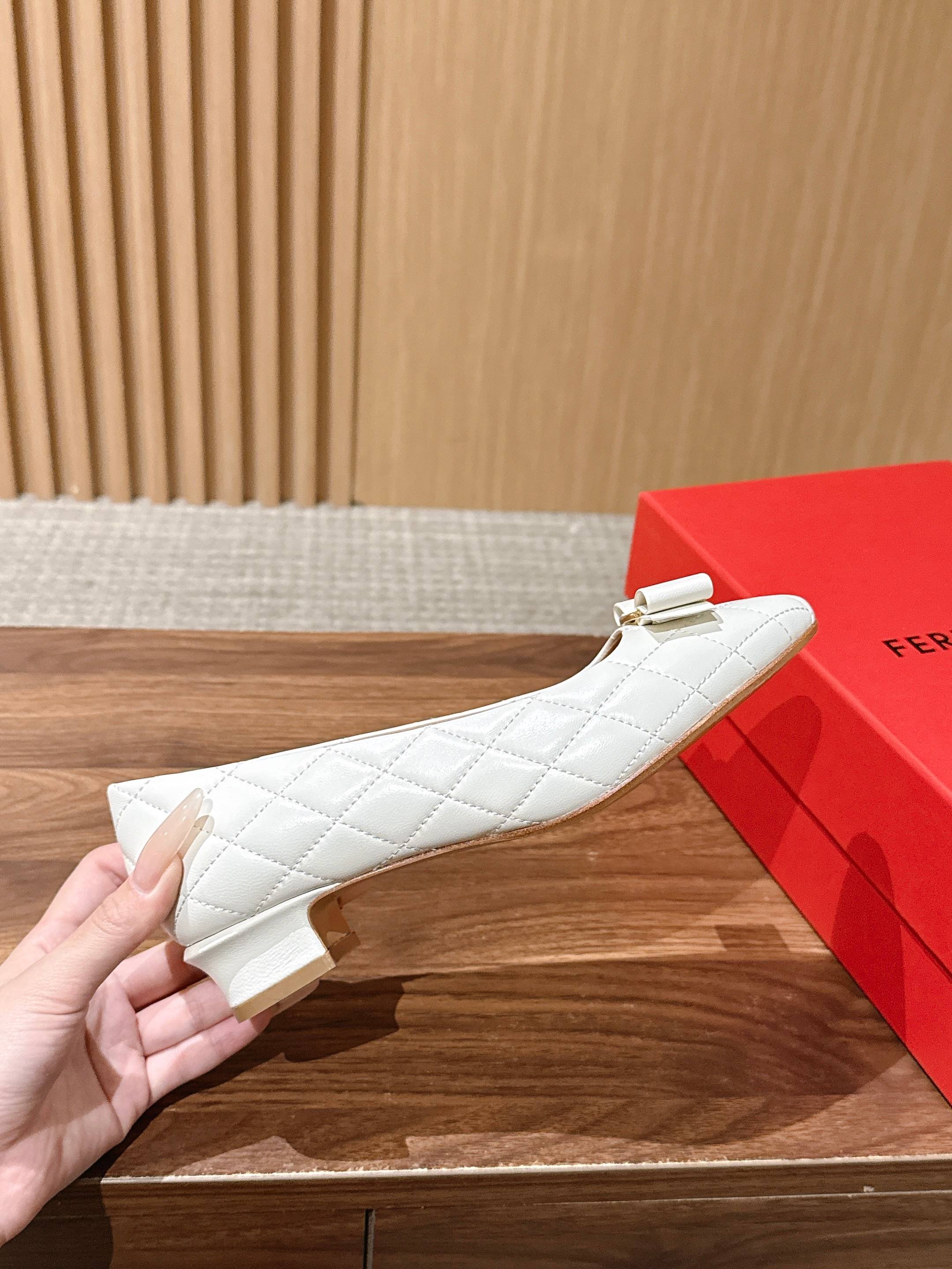 【莞产】FERRAGAMO 菲拉格慕菱格纹女士单鞋新版Vara铭牌玛丽珍网鞋脚果然更惊艳~蝴蝶结，集美感与于一体的平底鞋