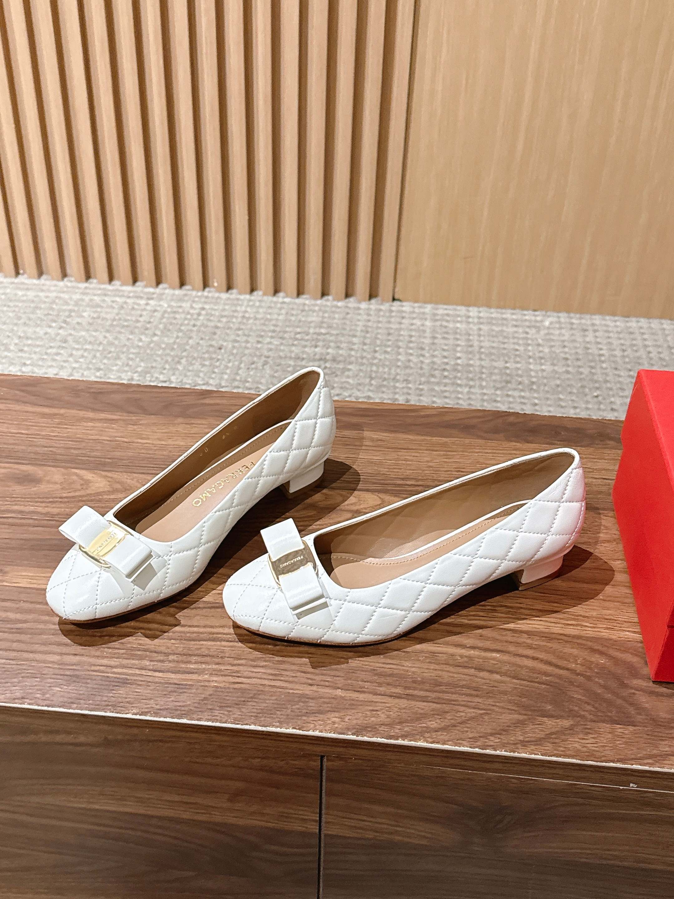 【莞产】FERRAGAMO 菲拉格慕菱格纹女士单鞋新版Vara铭牌玛丽珍网鞋脚果然更惊艳~蝴蝶结，集美感与于一体的平底鞋