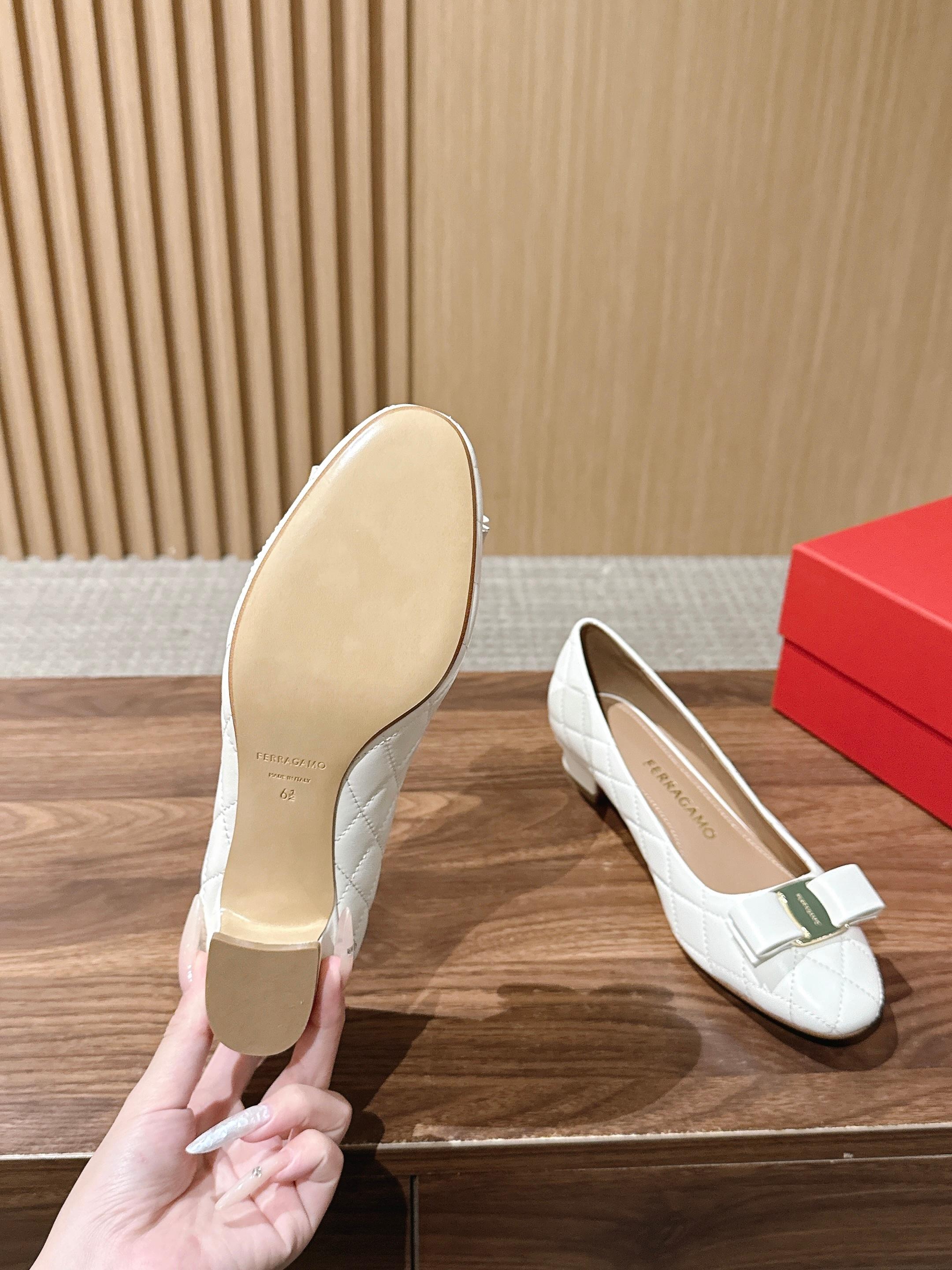 【莞产】FERRAGAMO 菲拉格慕菱格纹女士单鞋新版Vara铭牌玛丽珍网鞋脚果然更惊艳~蝴蝶结，集美感与于一体的平底鞋