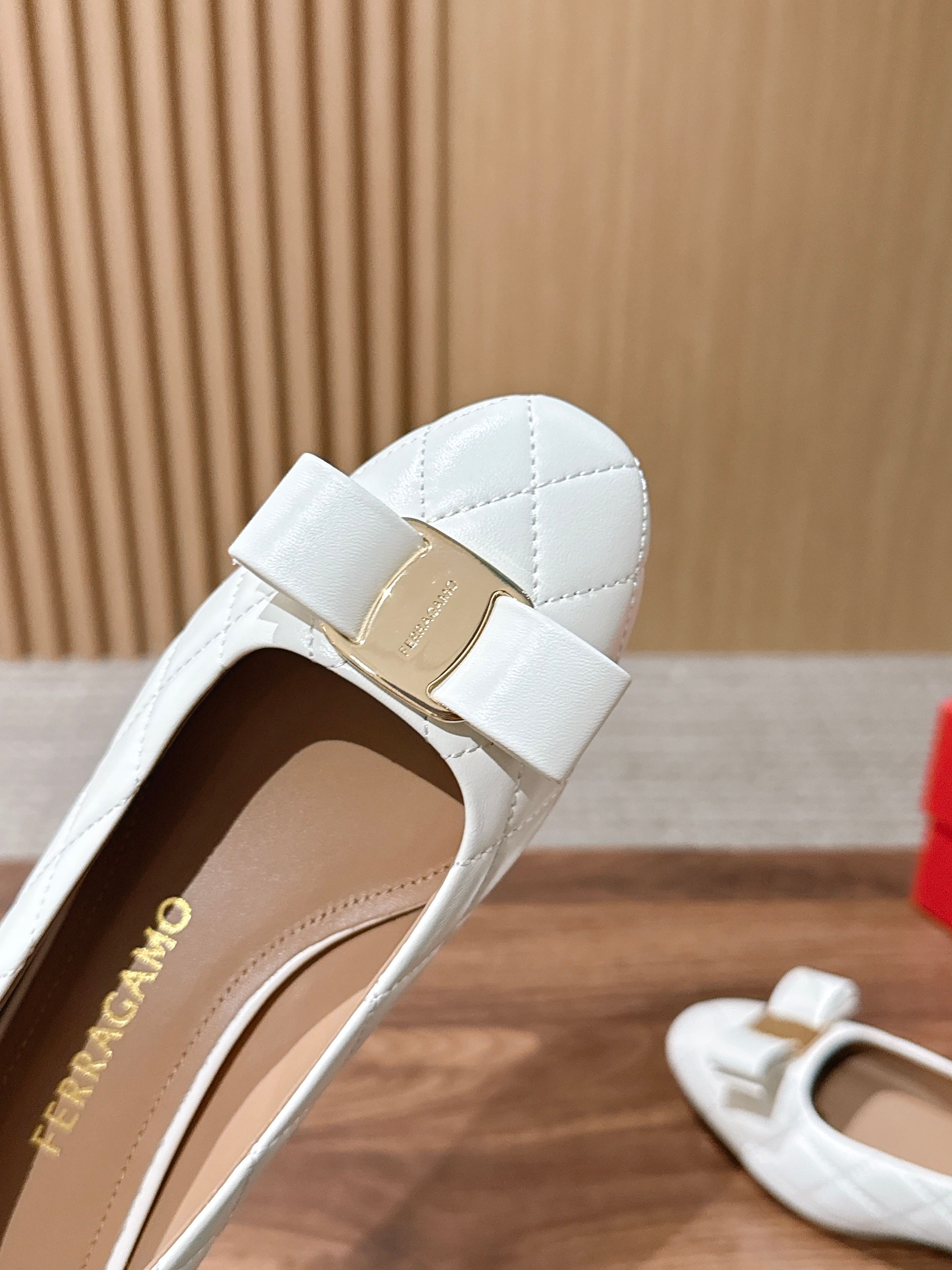 【莞产】FERRAGAMO 菲拉格慕菱格纹女士单鞋新版Vara铭牌玛丽珍网鞋脚果然更惊艳~蝴蝶结，集美感与于一体的平底鞋